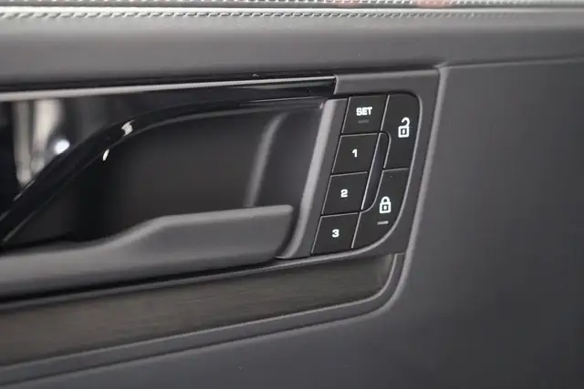 Porsche Cayenne view 8