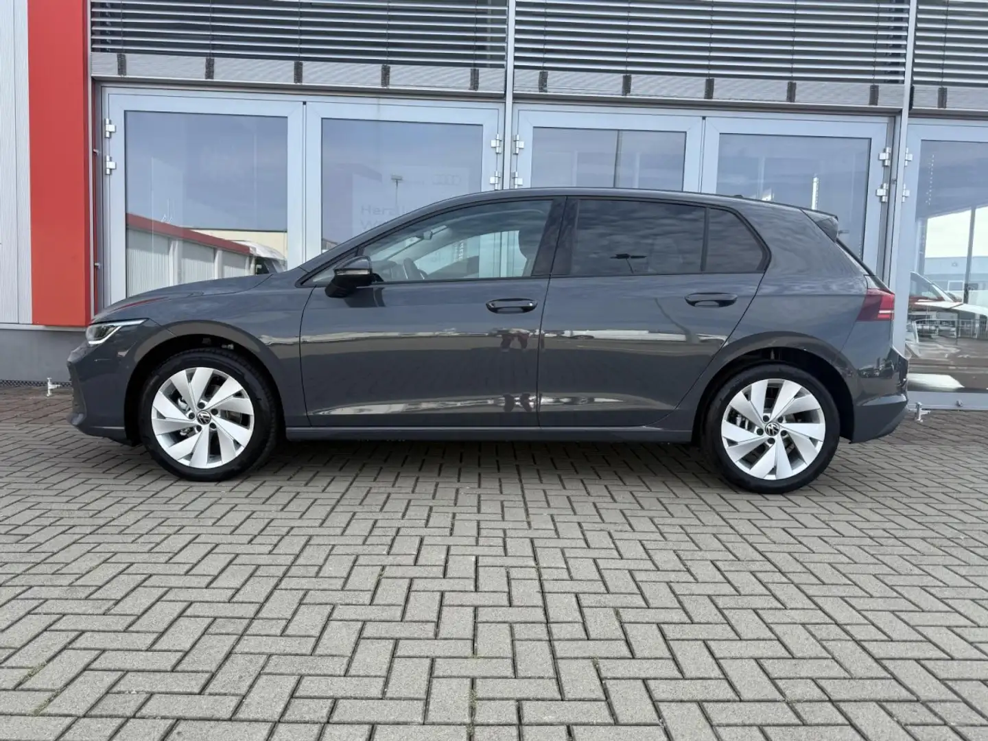 Volkswagen Golf Life 1,5 l eTSI DSG AHK, KAMERA, ACC, PARK Klima Grau - 2