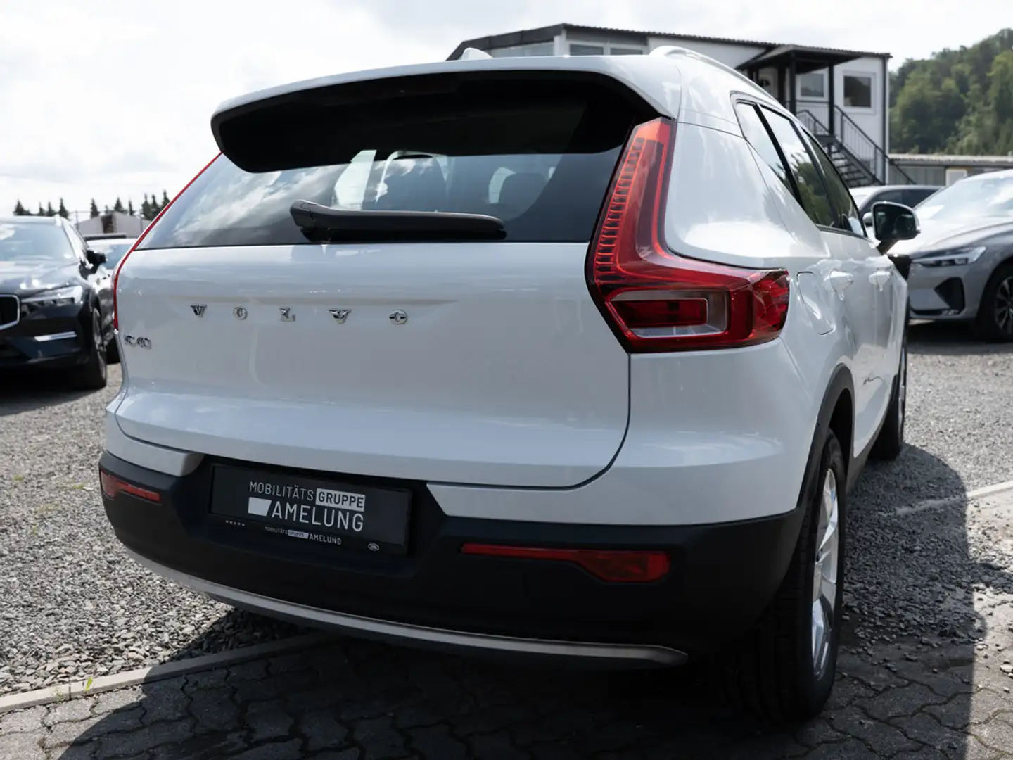 Volvo XC40 T3 Momentum Pro H/K NAVI W-LAN AHK LED Weiß - 2