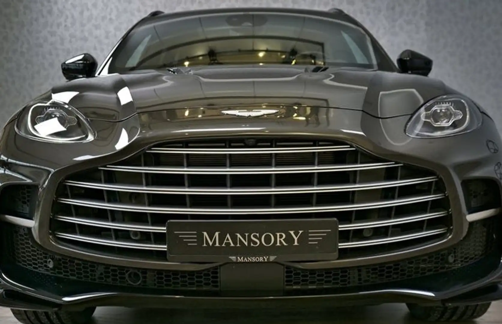 Aston Martin DBX SUV/4x4/Pickup en Gris ocasión en Madrid por € 270.900,-