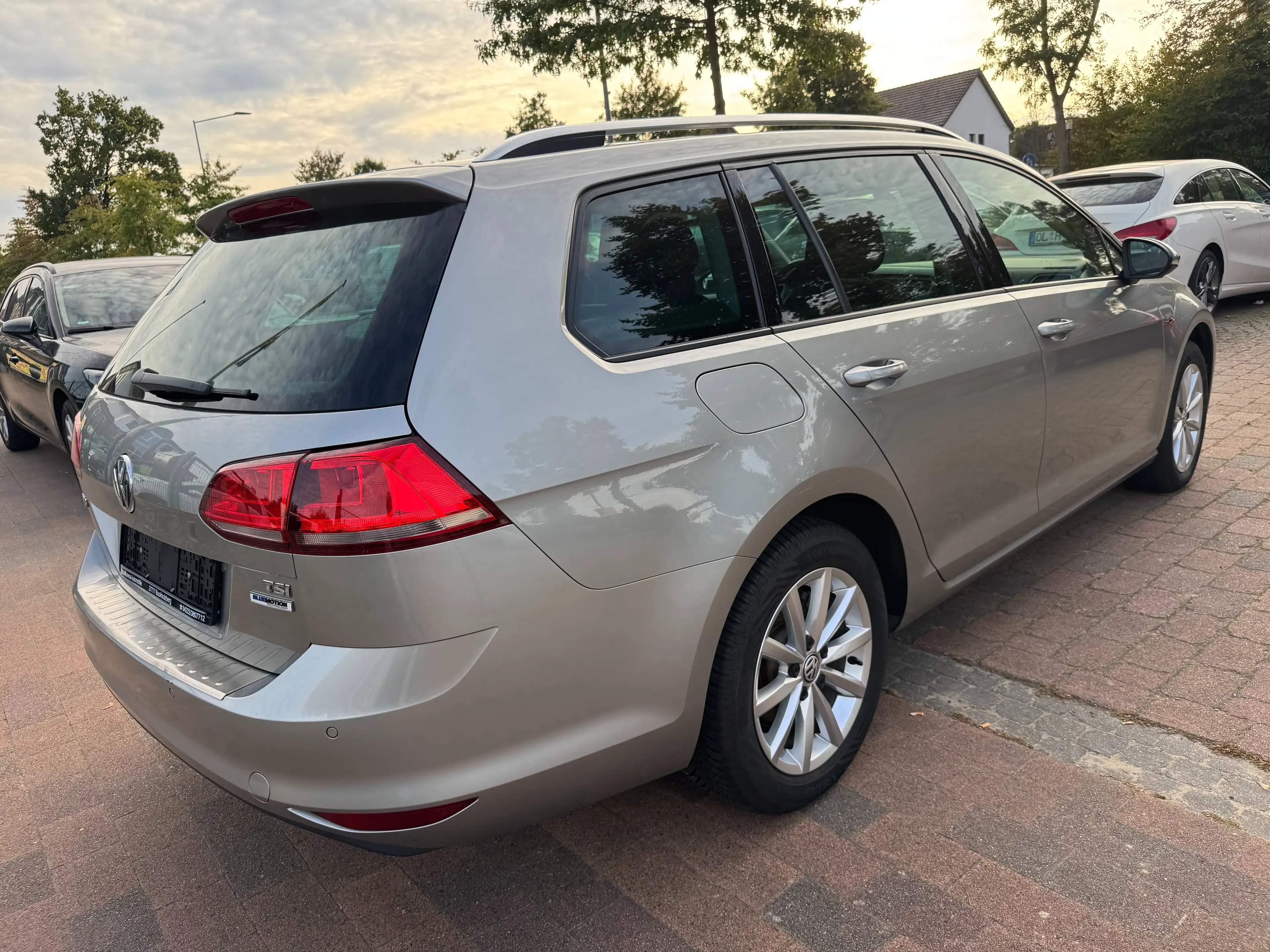 Volkswagen Golf Variant Lounge-DSG-R.Kamera-Shzg-AHK-PDC — photo 8