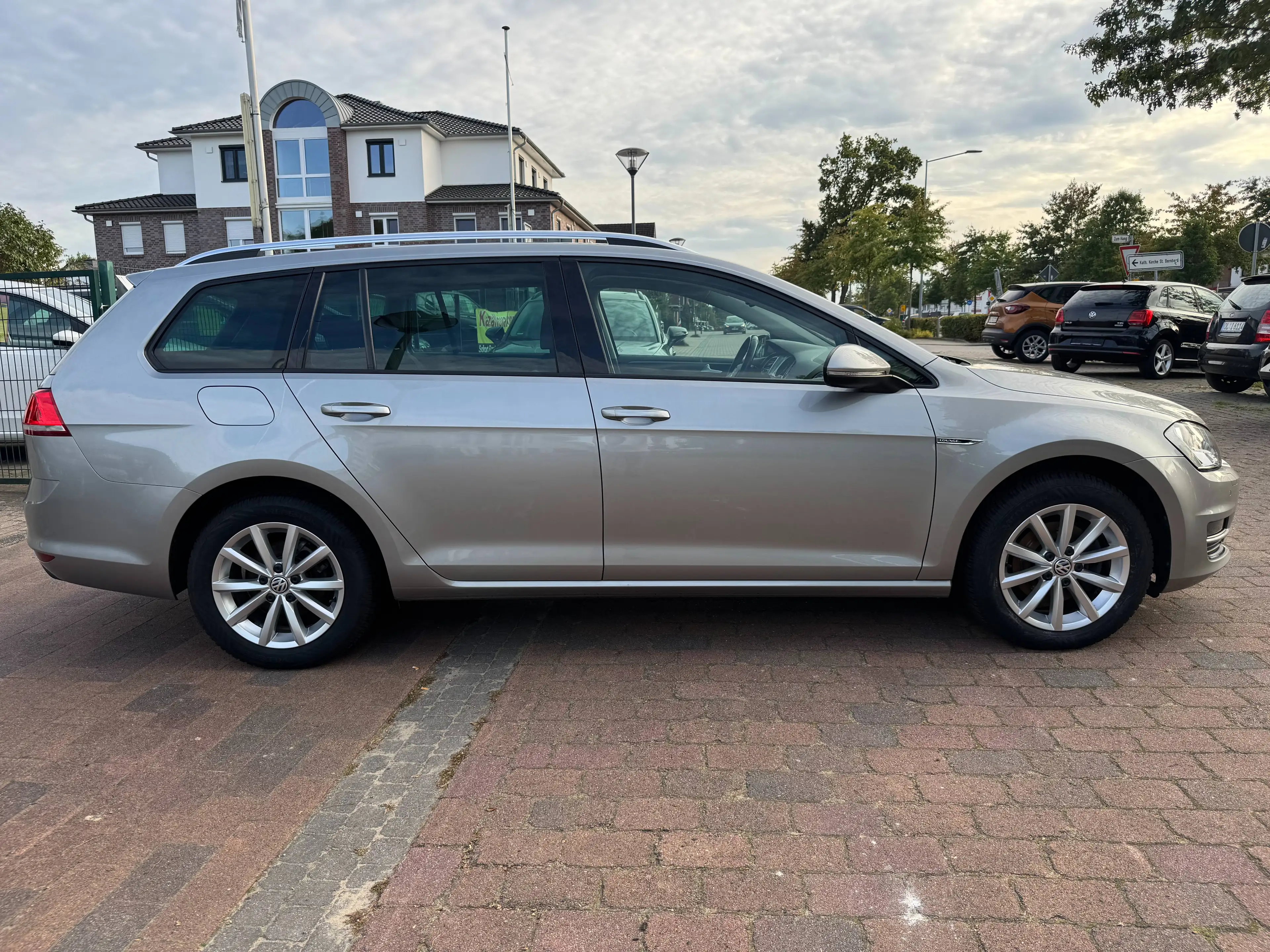 Volkswagen Golf Variant Lounge-DSG-R.Kamera-Shzg-AHK-PDC — photo 9