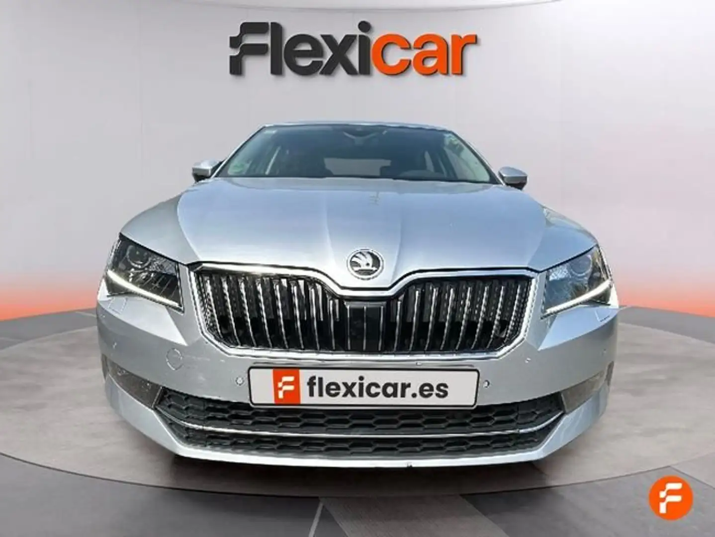 Skoda Superb 2.0TDI AdBlue tech Style DSG 4x4 140kW Grau - 2