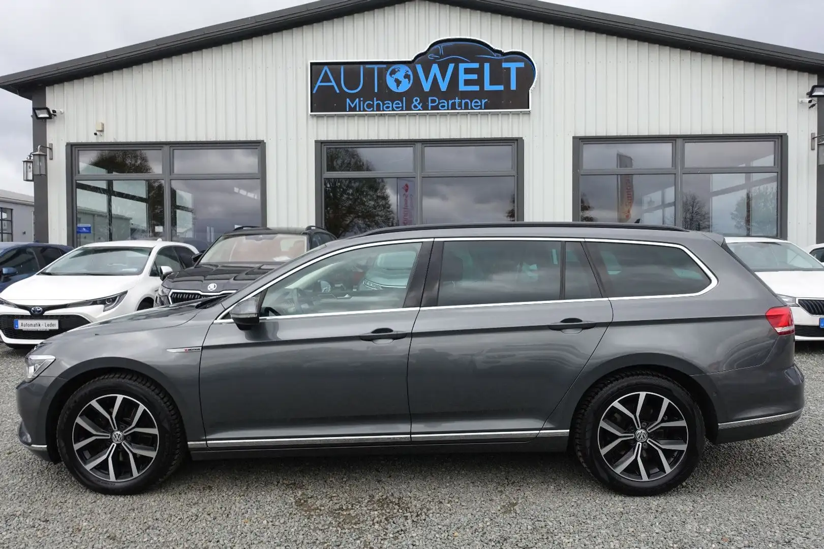 Volkswagen Passat Variant 2.0 TDI 4M DSG LED APP NAV AHK 17 Grau - 1