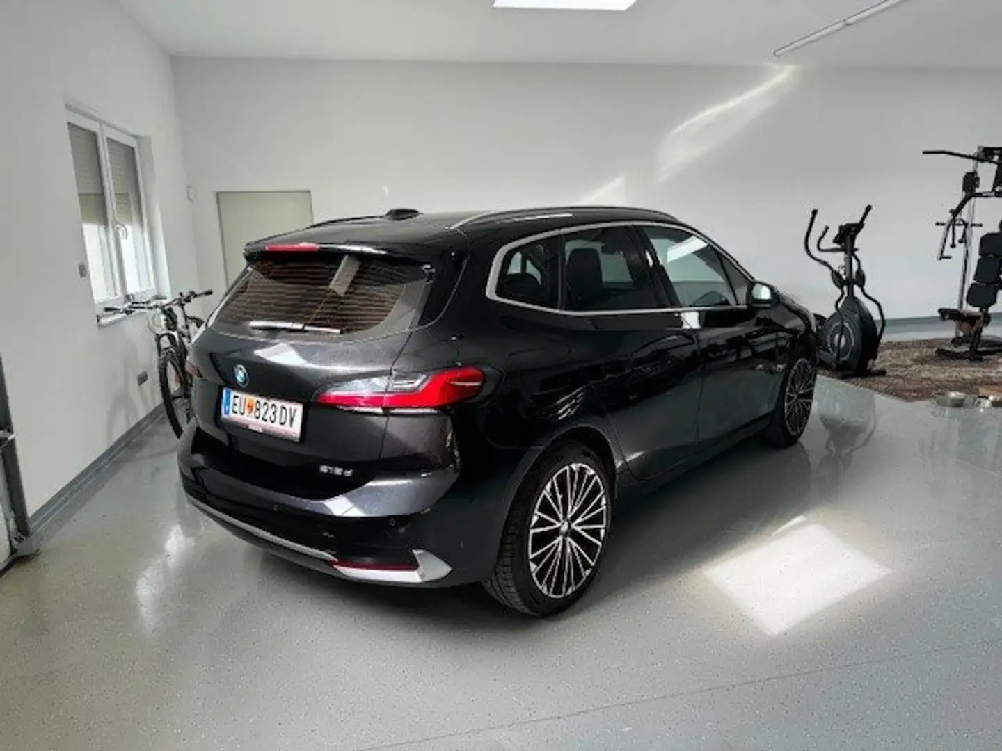 BMW 218 d Luxury Line Aut. Schwarz - 2