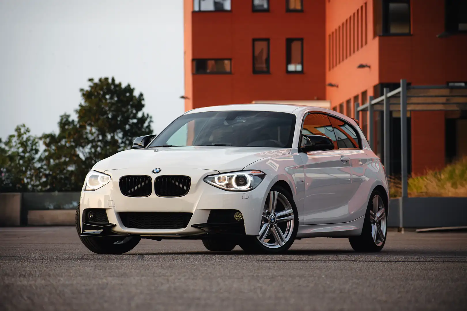 BMW 116 NIEUWE APK! BMW 116i M pakket Wit - 1