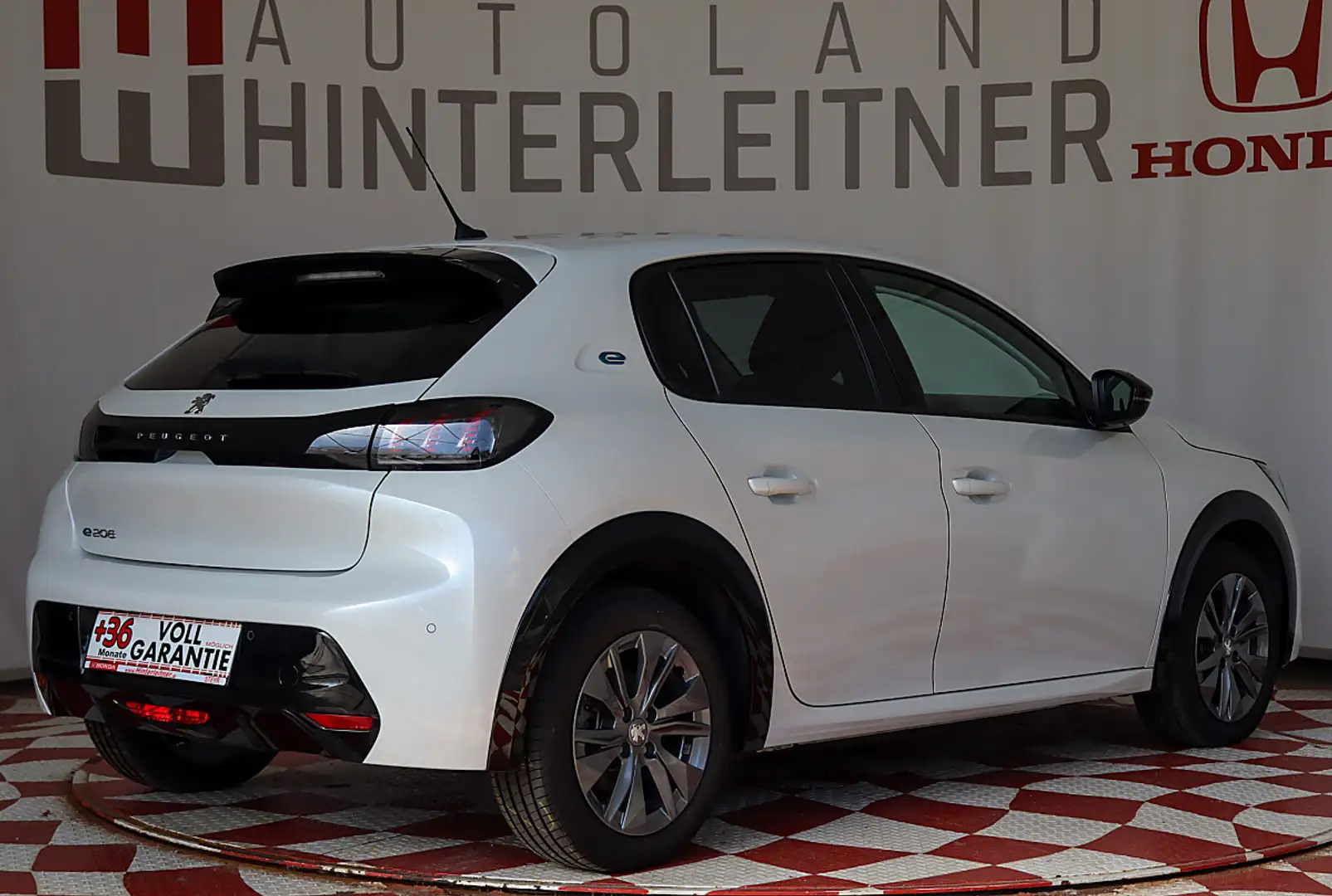 Peugeot e-208 50kWh Allure netto 15.700.- Weiß - 2