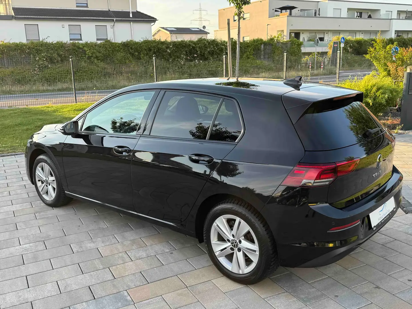 Volkswagen Golf 2.0 TDI SCR Life *Navi*DAB*PDC*2Hand* Zwart - 2
