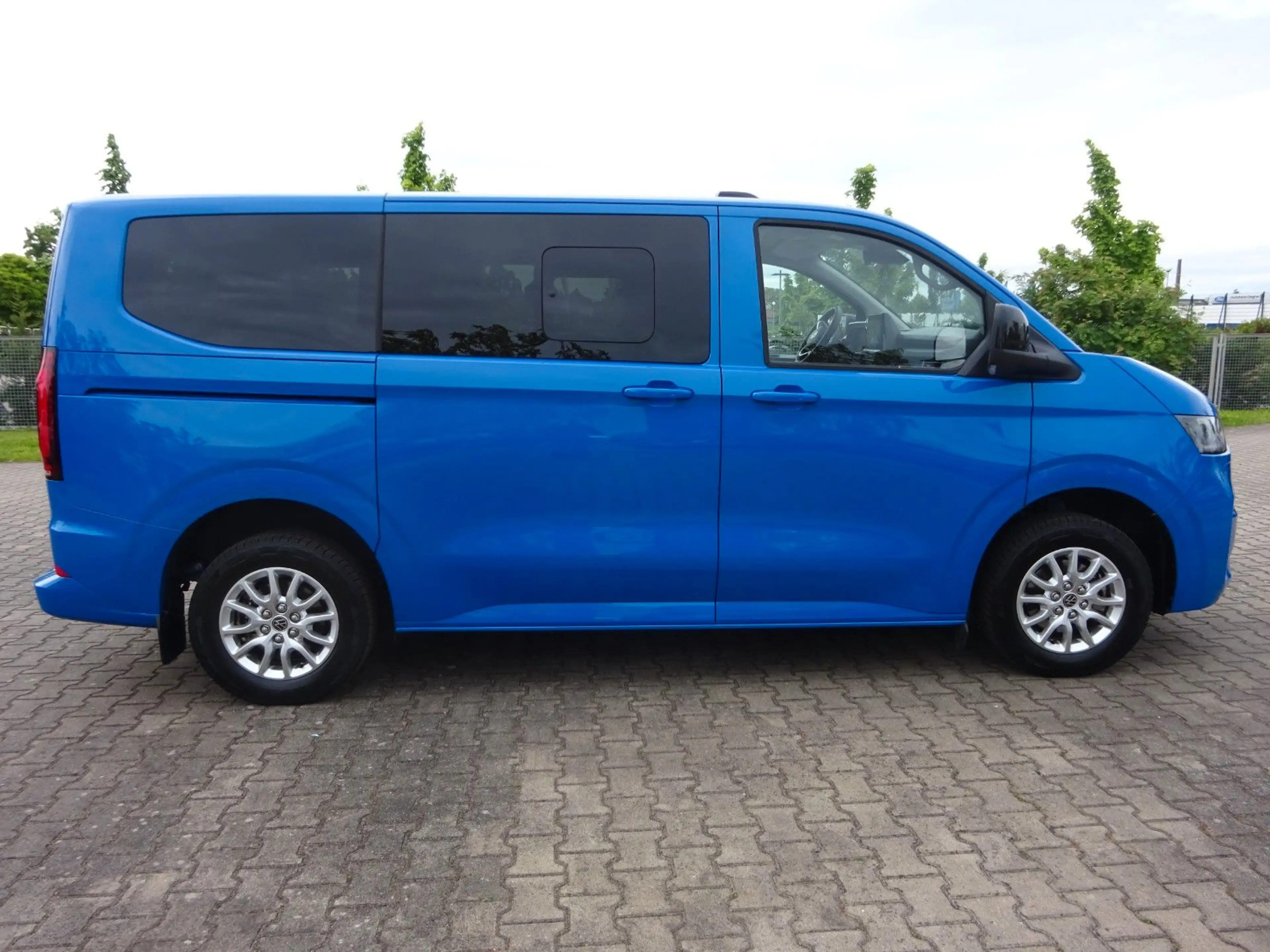 Volkswagen T7 Caravelle life BEV e-Caravelle — photo 6