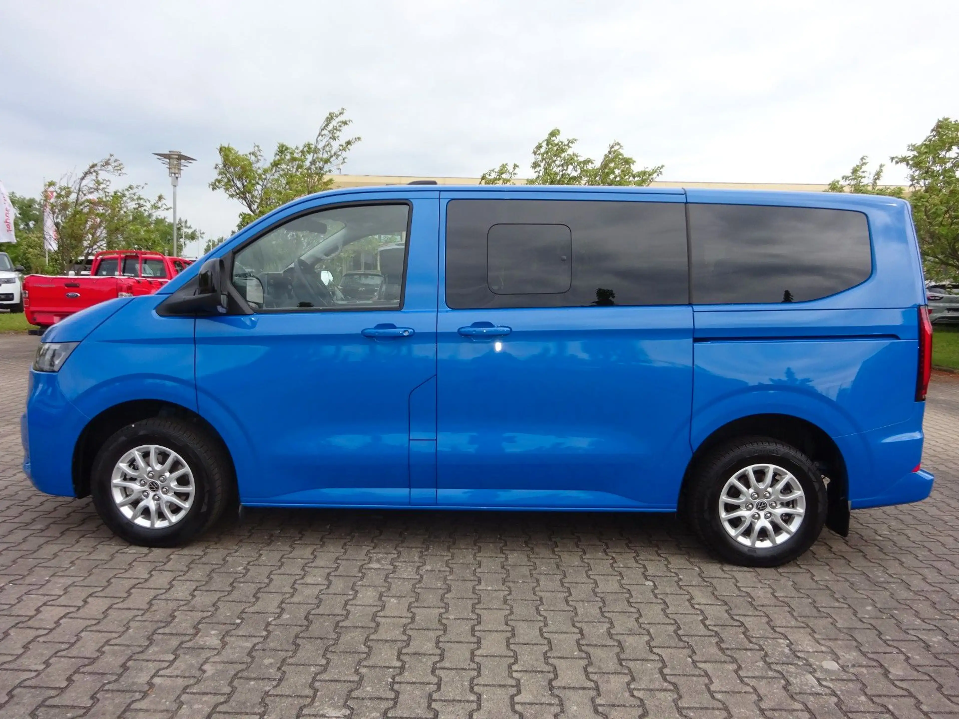 Volkswagen T7 Caravelle life BEV e-Caravelle — photo 3