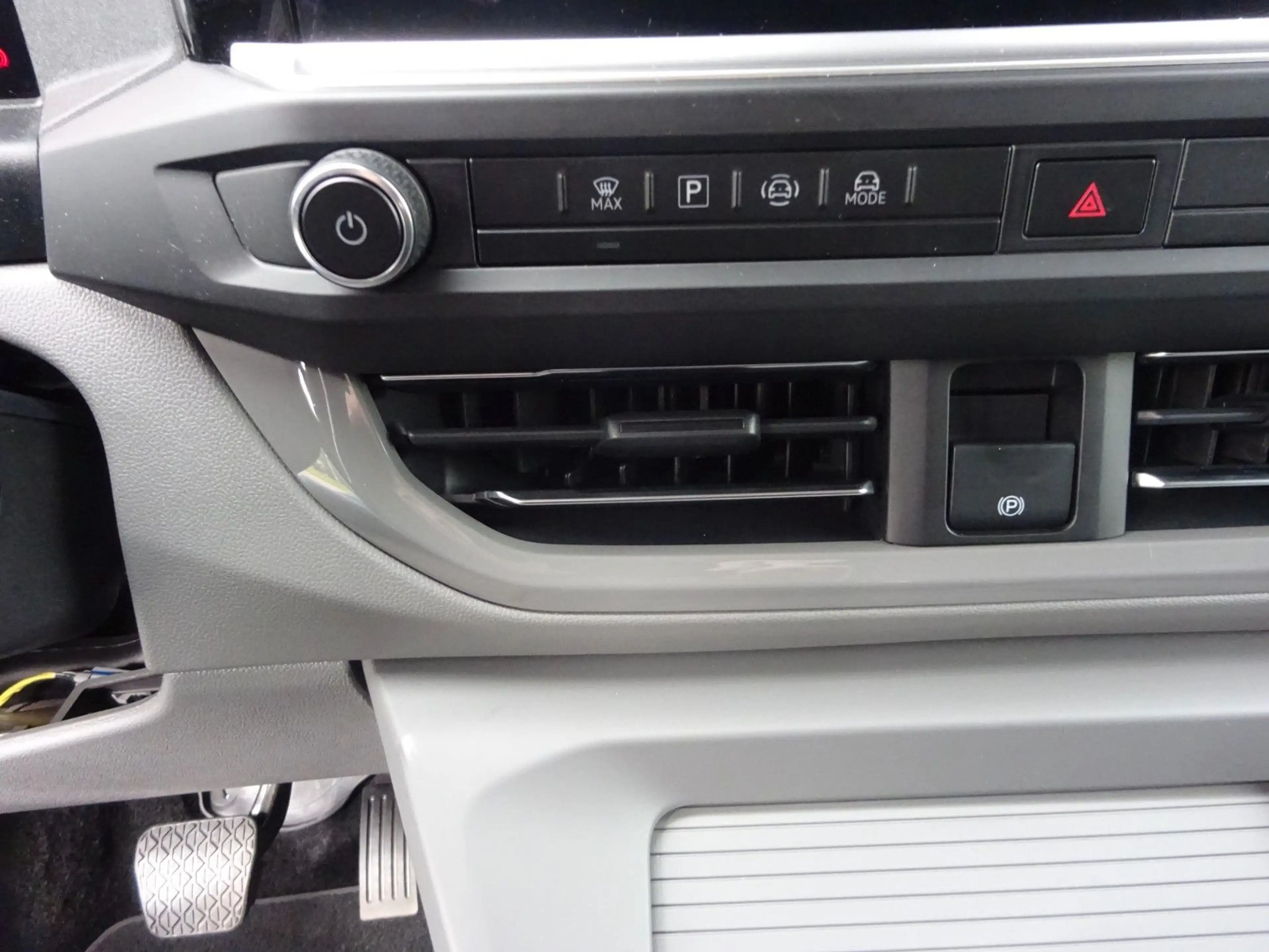 Volkswagen T7 Caravelle life BEV e-Caravelle — photo 13