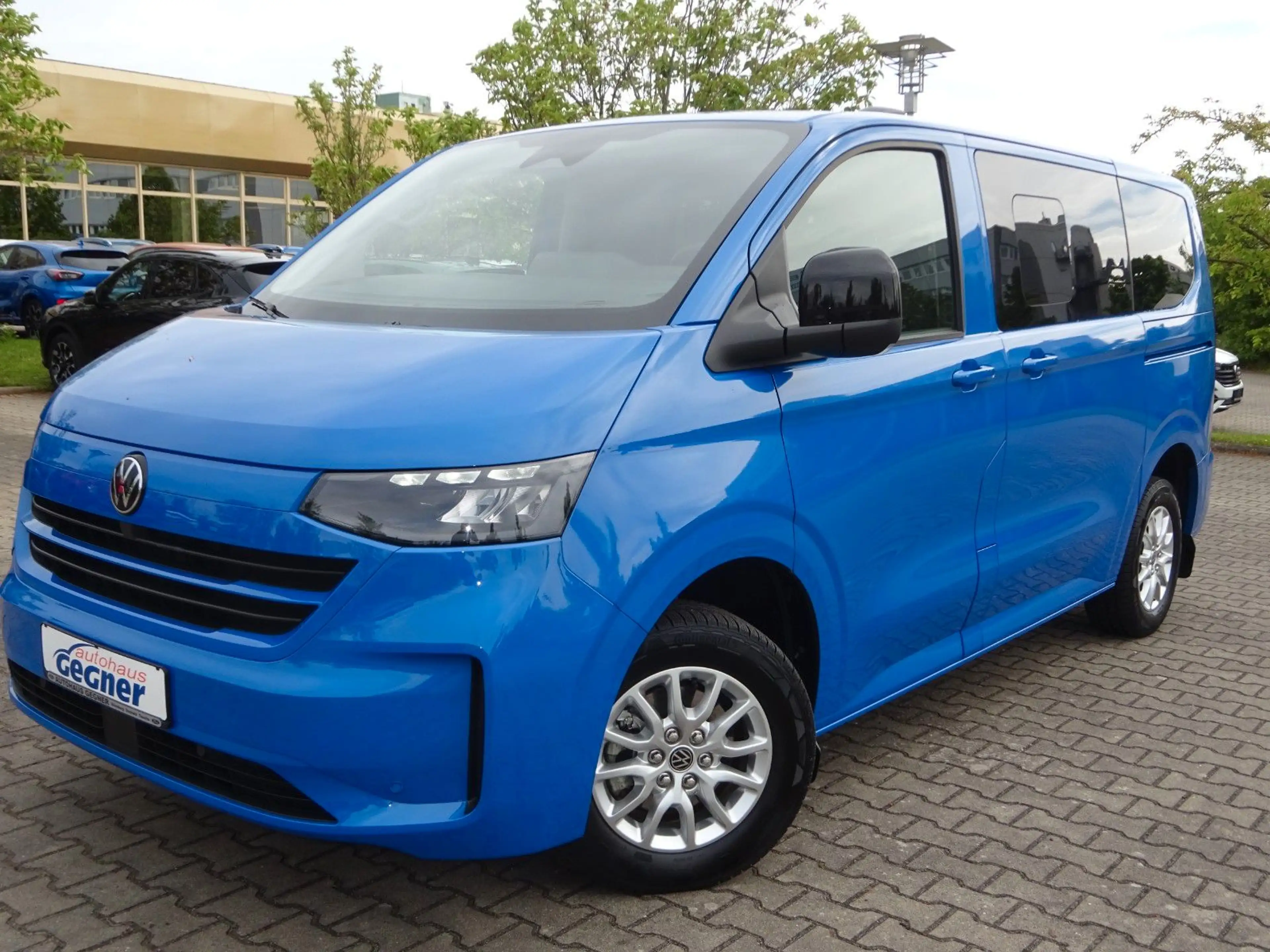 Volkswagen T7 Caravelle life BEV e-Caravelle — photo 2