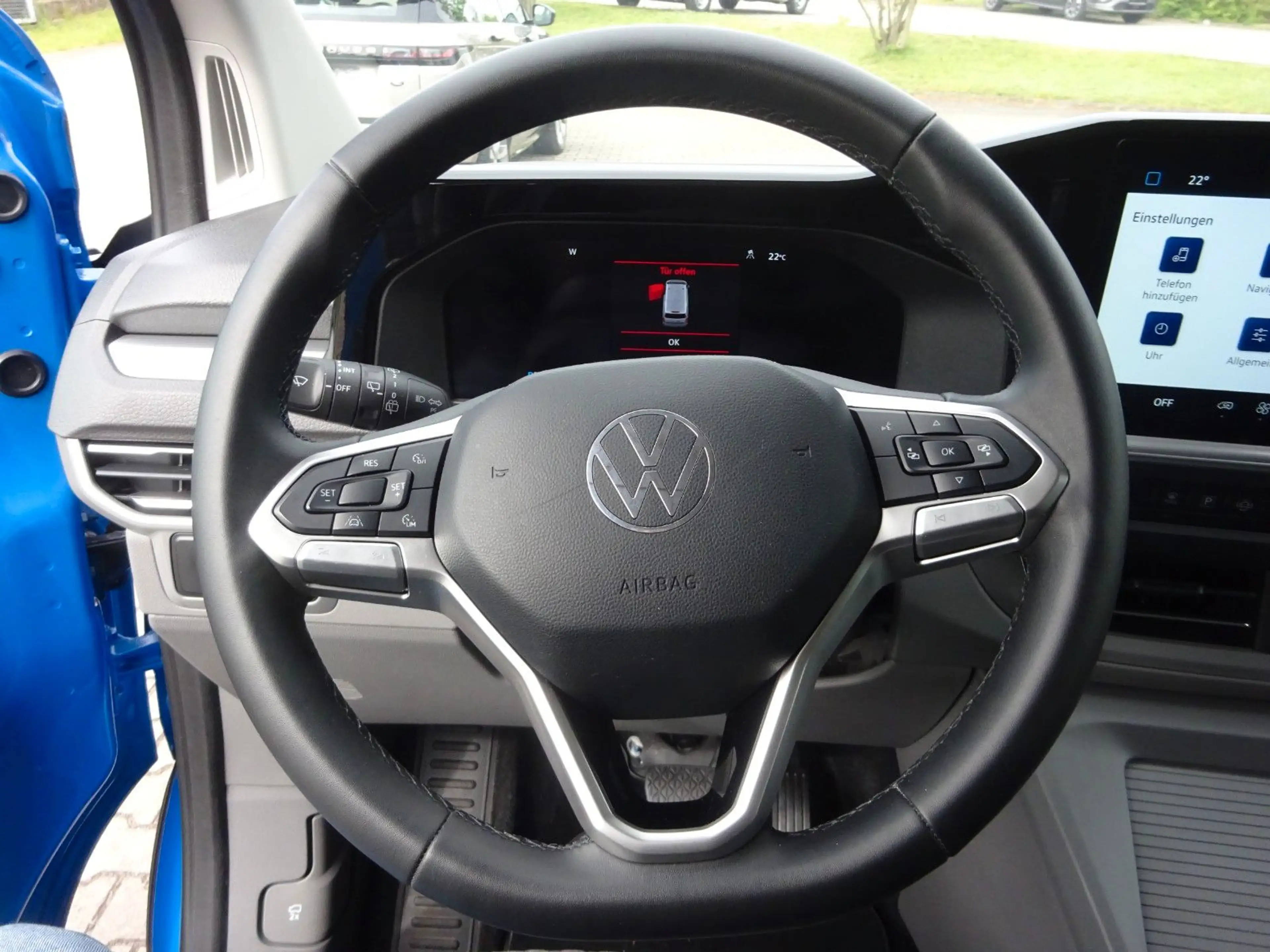 Volkswagen T7 Caravelle life BEV e-Caravelle — photo 8