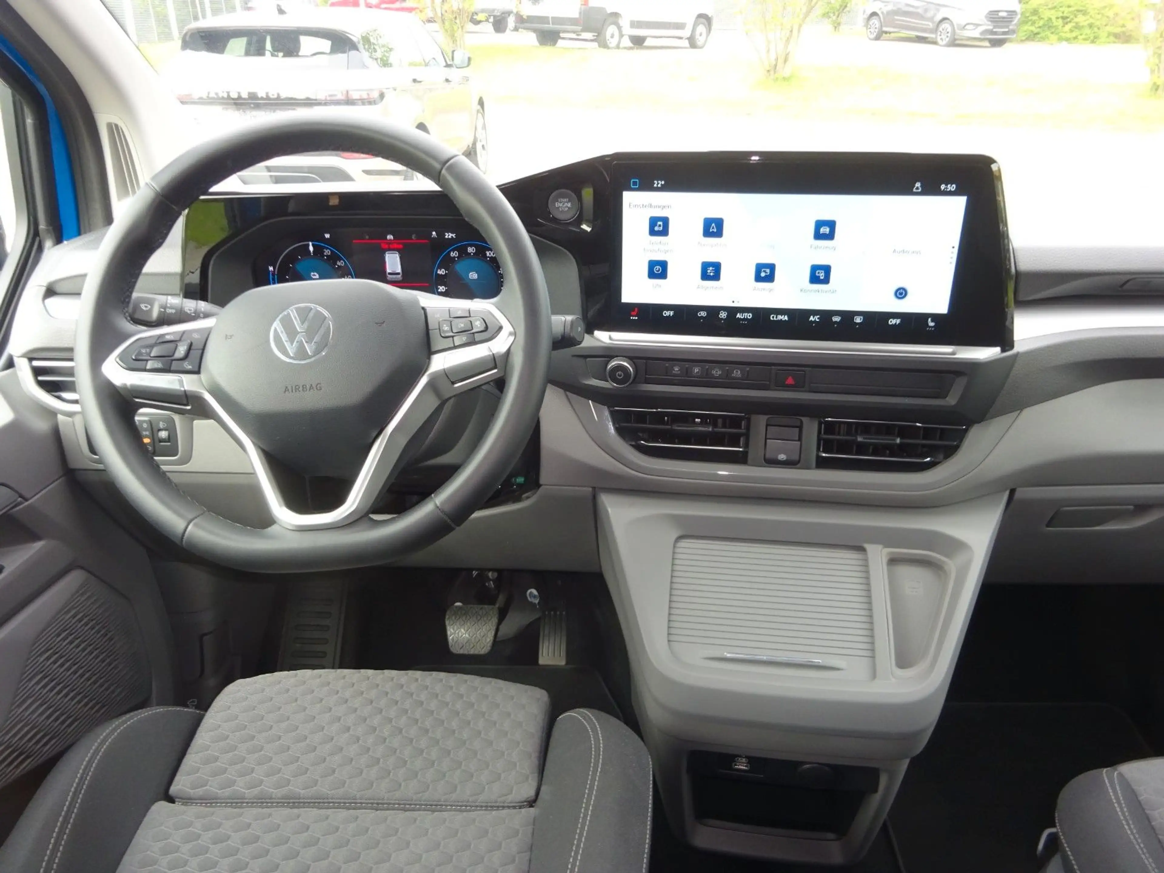 Volkswagen T7 Caravelle life BEV e-Caravelle — photo 7