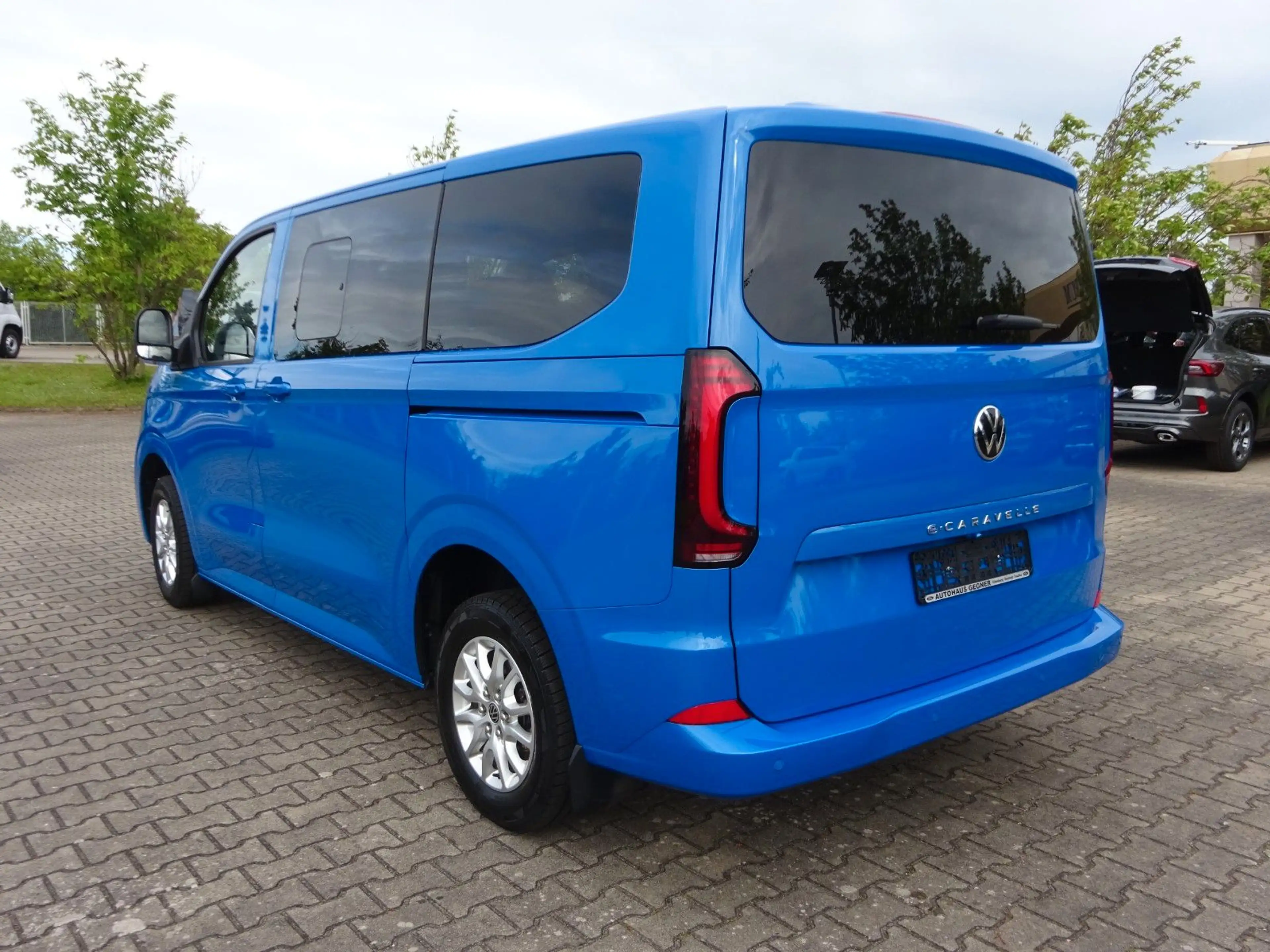 Volkswagen T7 Caravelle life BEV e-Caravelle — photo 4