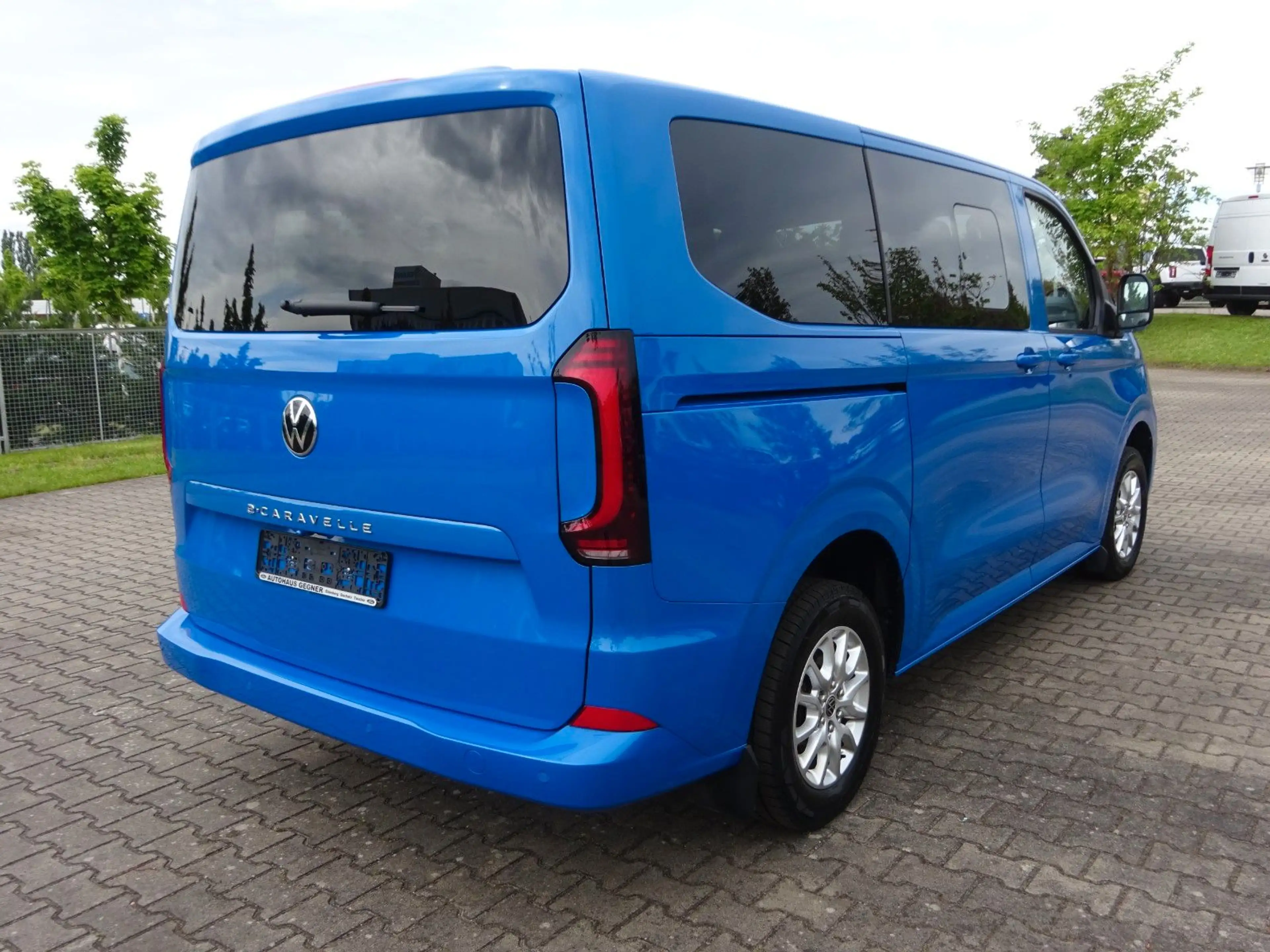 Volkswagen T7 Caravelle life BEV e-Caravelle — photo 5