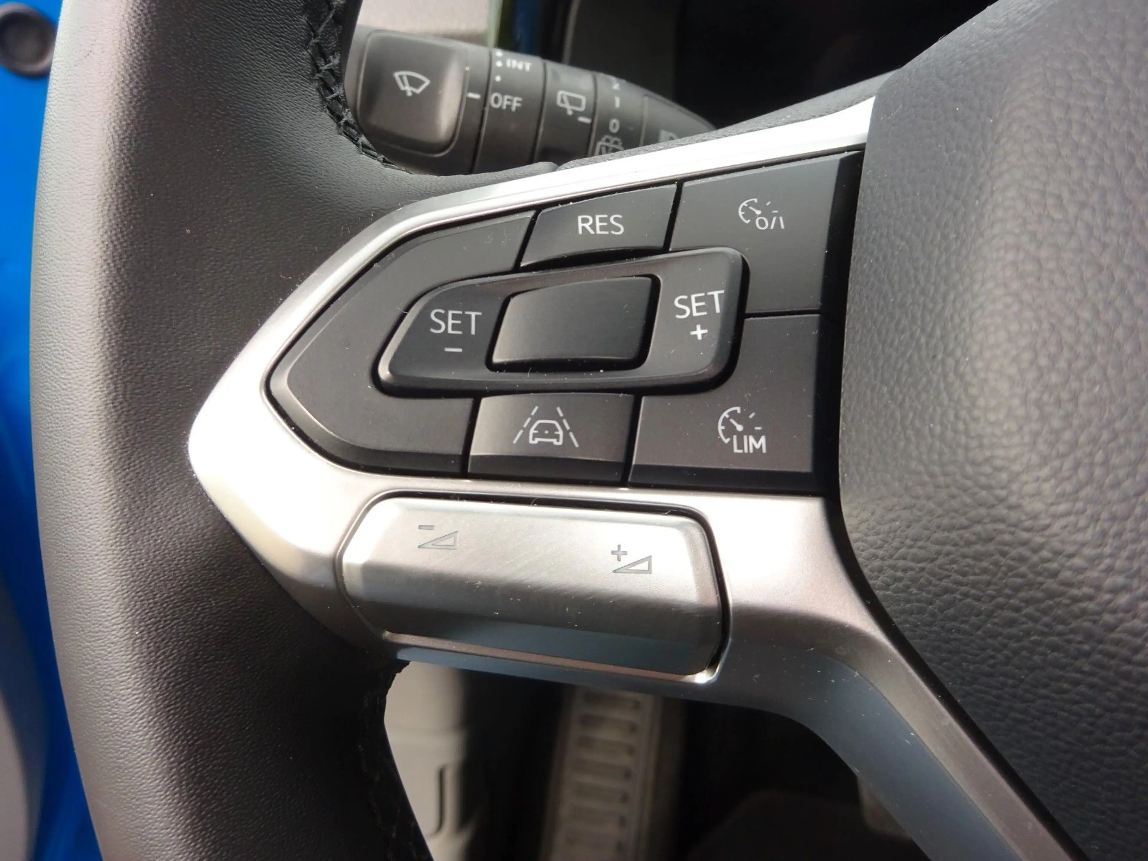 Volkswagen T7 Caravelle life BEV e-Caravelle — photo 15