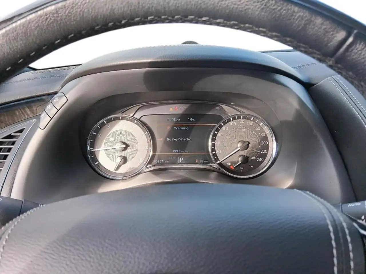 Infiniti QX80 снимка Infiniti QX80