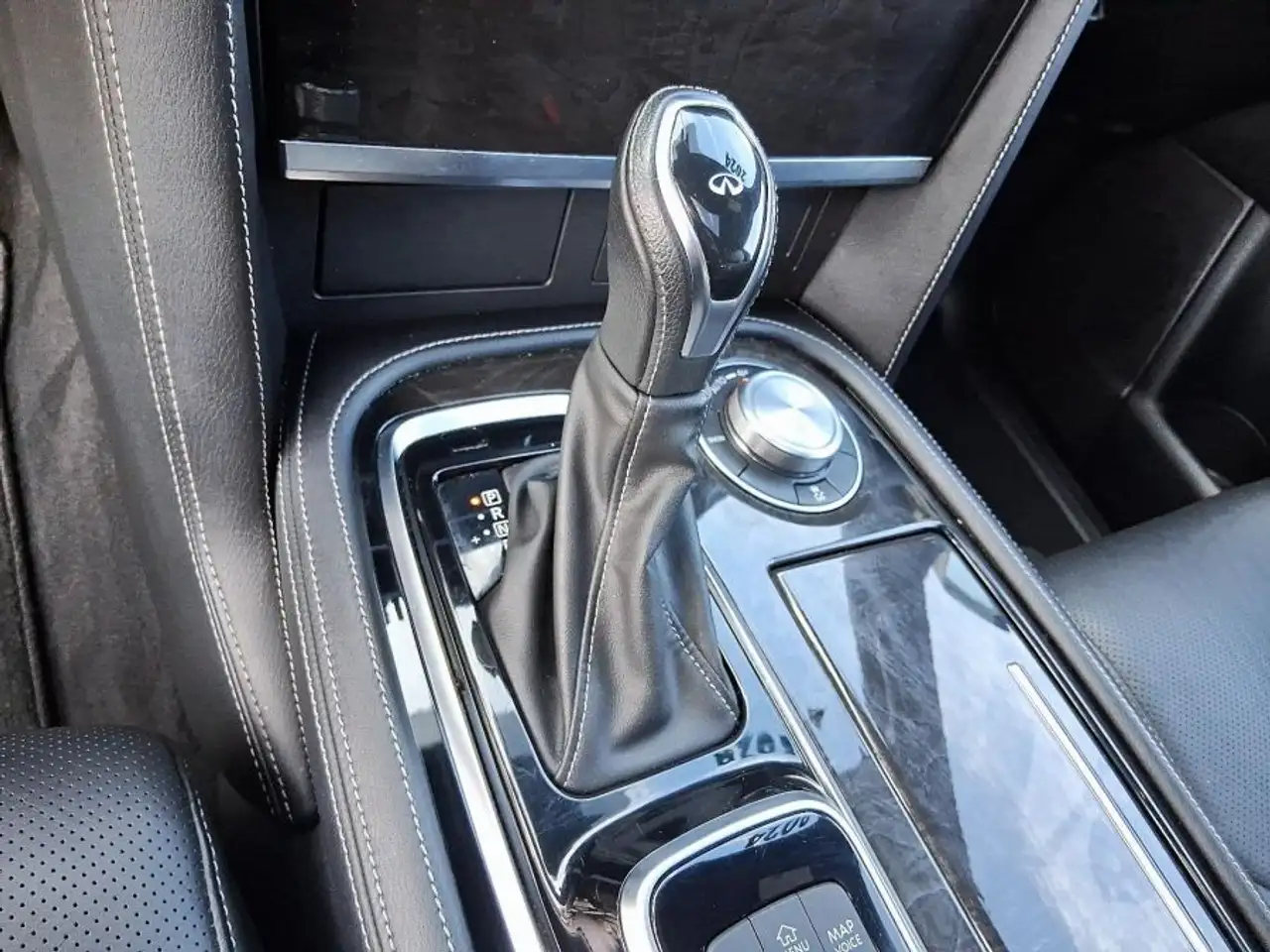 Infiniti QX80 снимка Infiniti QX80