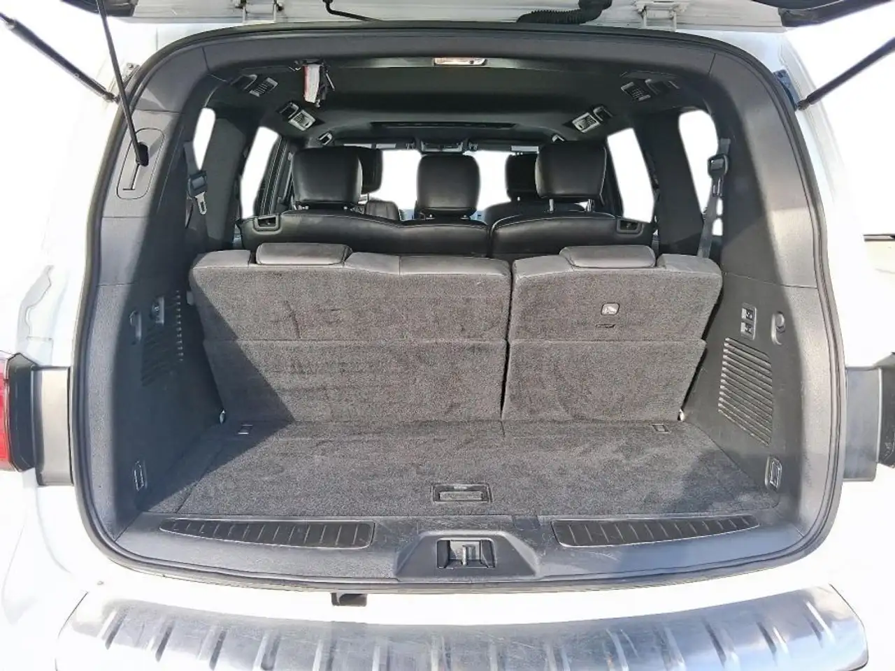Infiniti QX80 снимка Infiniti QX80