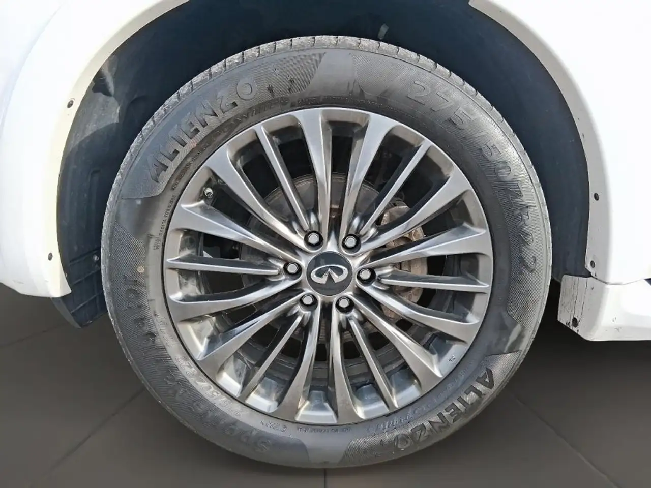 Infiniti QX80 снимка Infiniti QX80