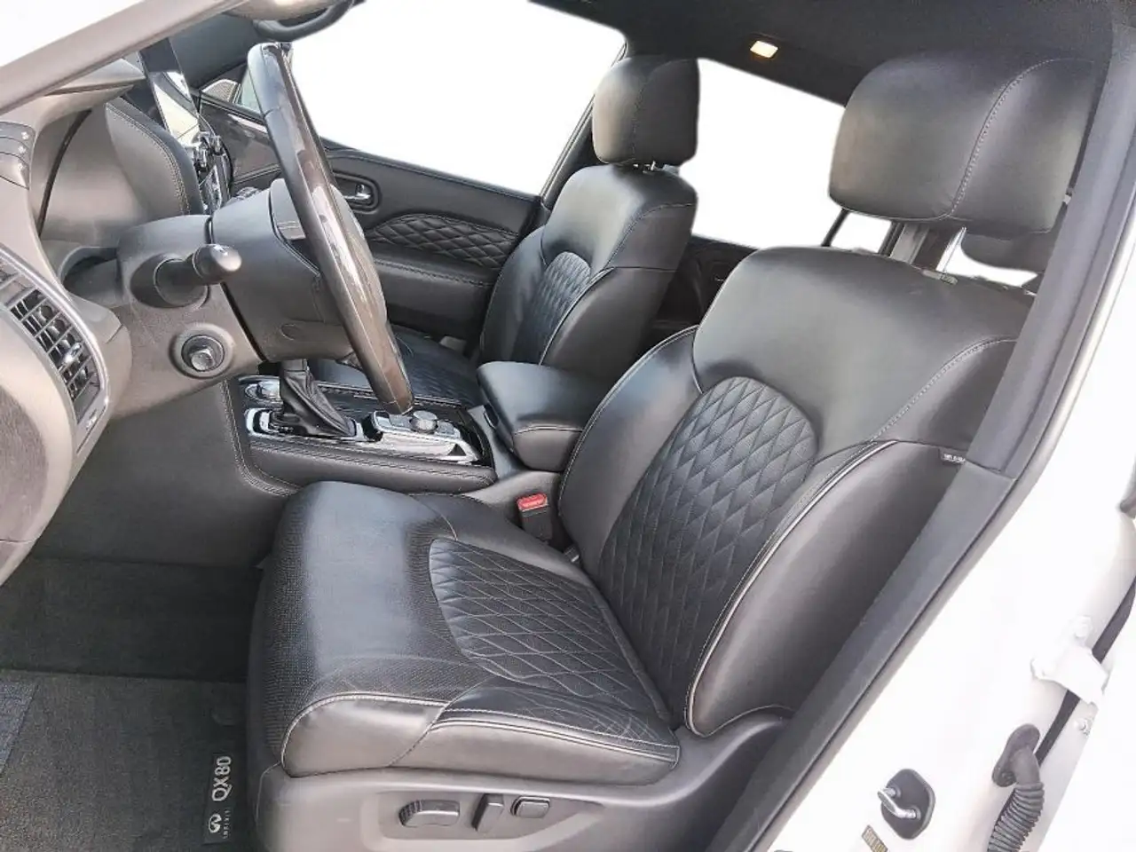 Infiniti QX80 снимка Infiniti QX80