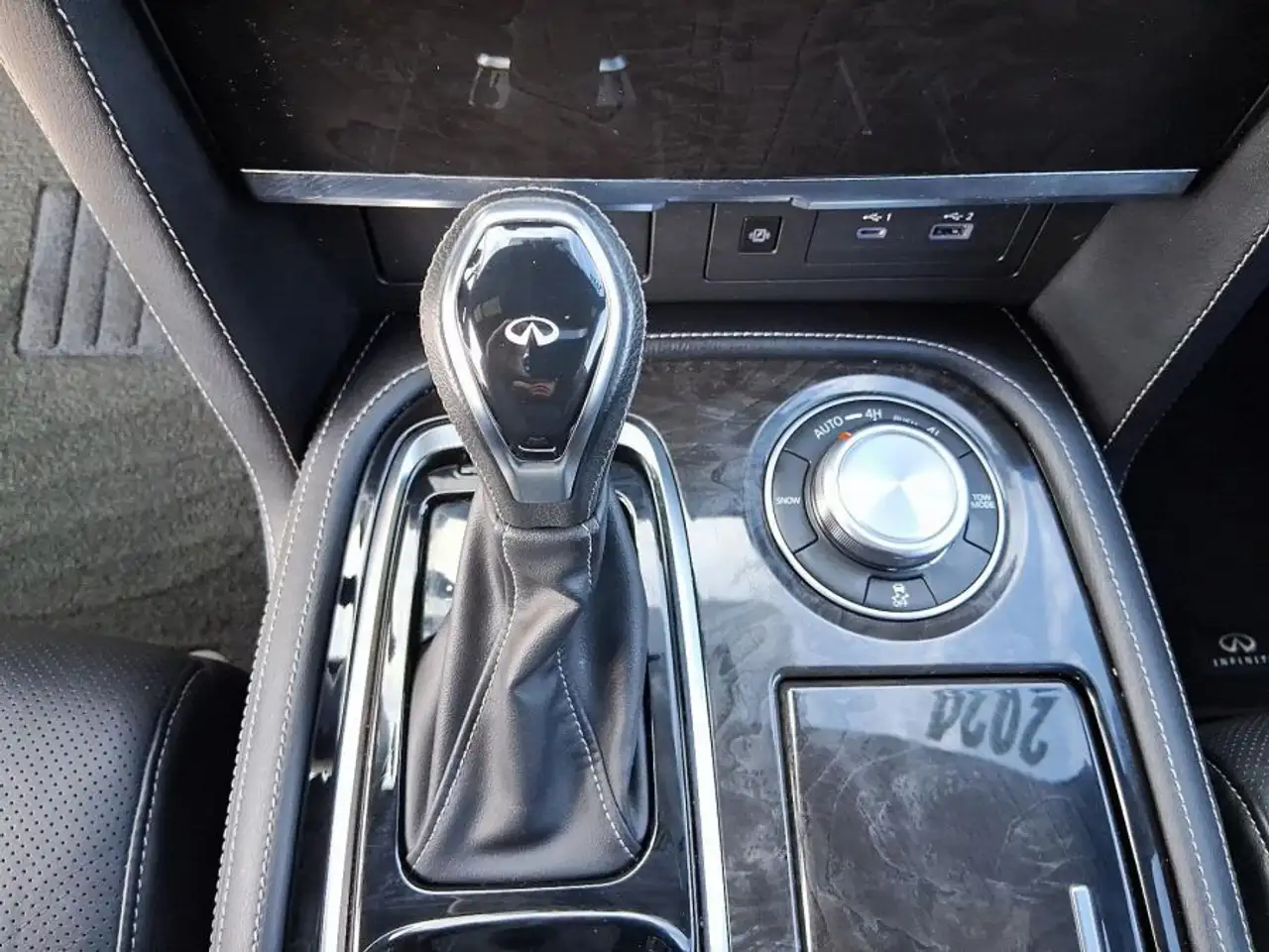 Infiniti QX80 снимка Infiniti QX80