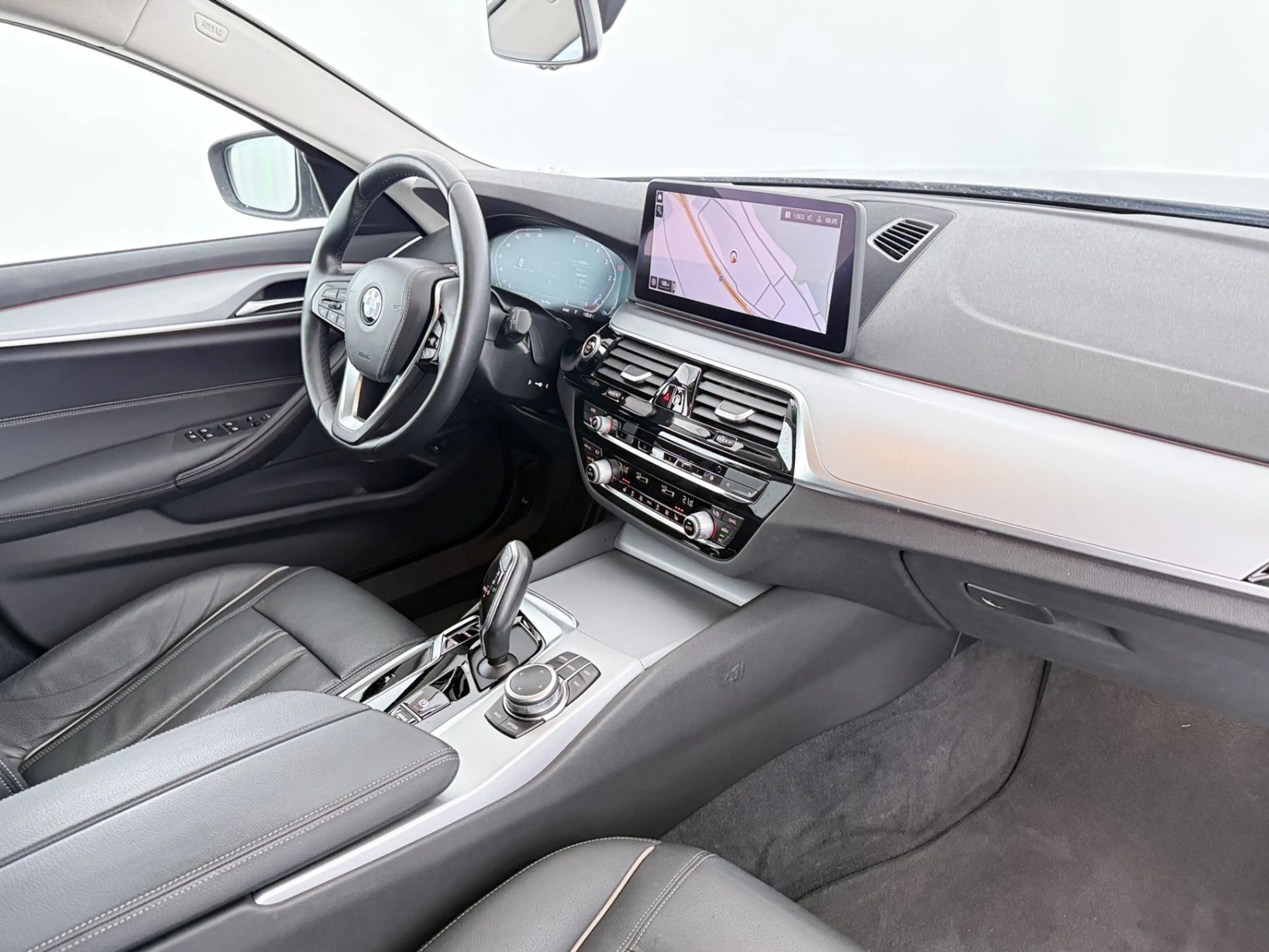 BMW 518 d Touring Aut LED AHK LEDER NAVI R-CAM SITZHZG — photo 14