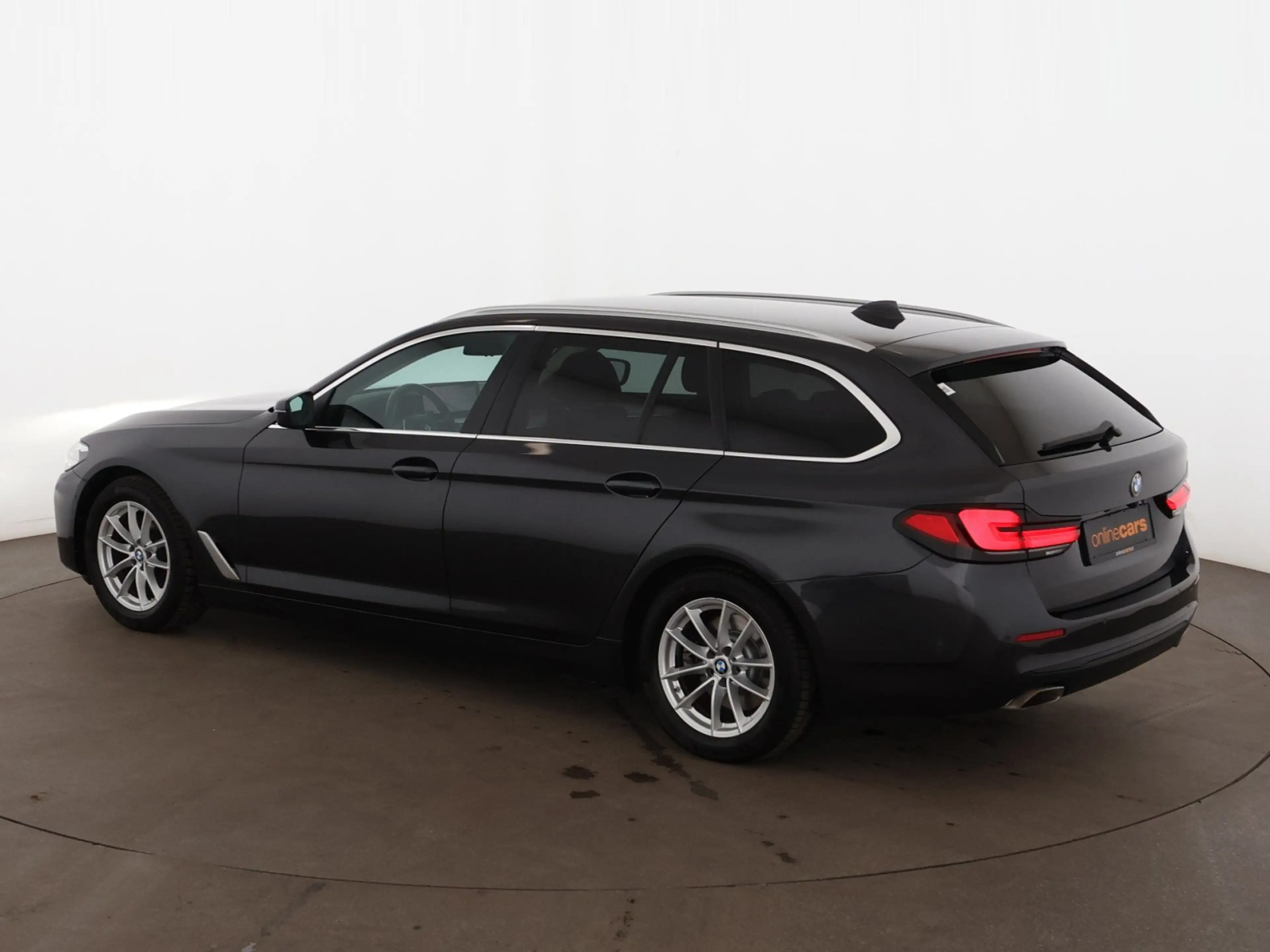 BMW 518 d Touring Aut LED AHK LEDER NAVI R-CAM SITZHZG — photo 6