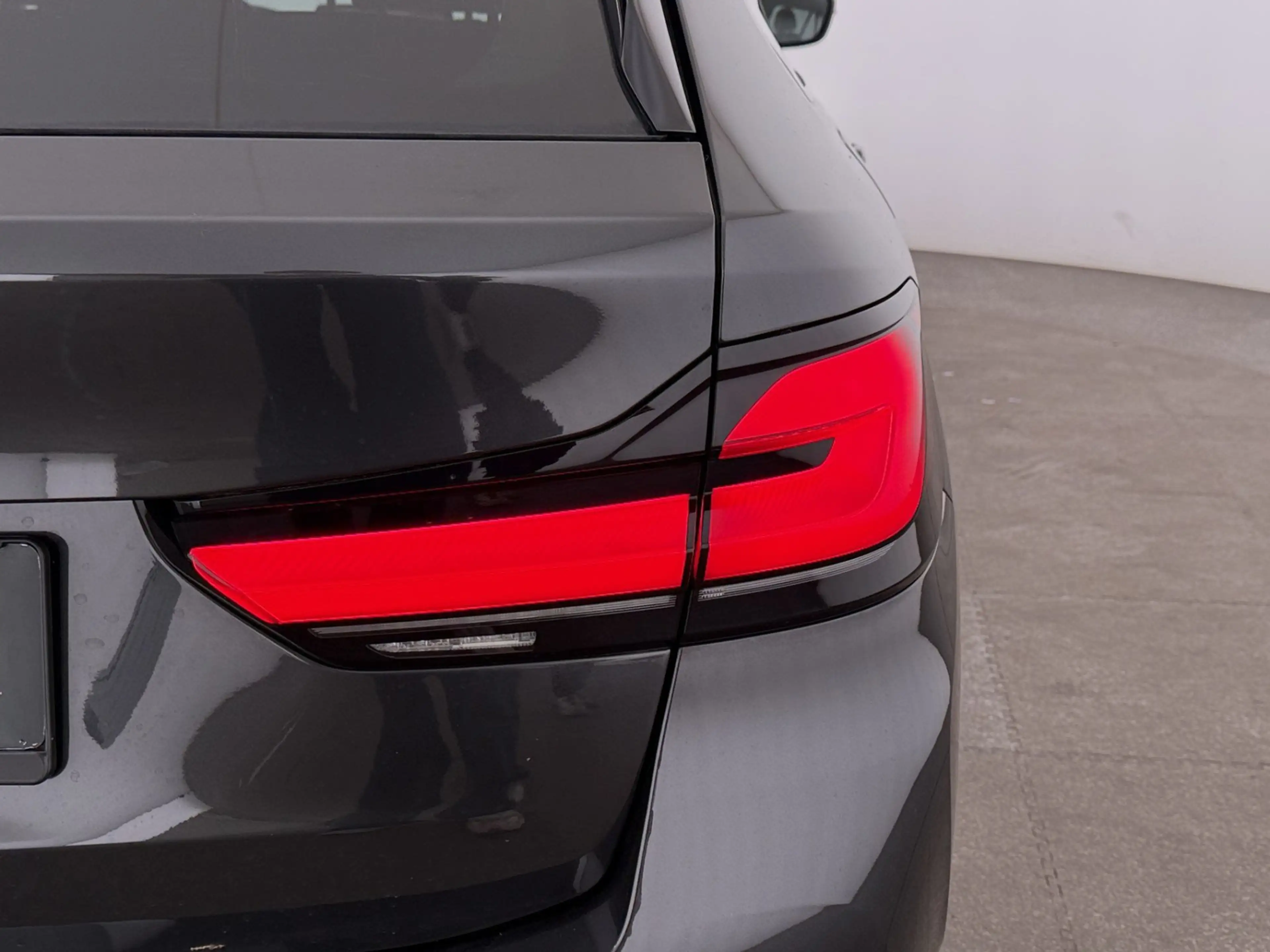 BMW 518 d Touring Aut LED AHK LEDER NAVI R-CAM SITZHZG — photo 11