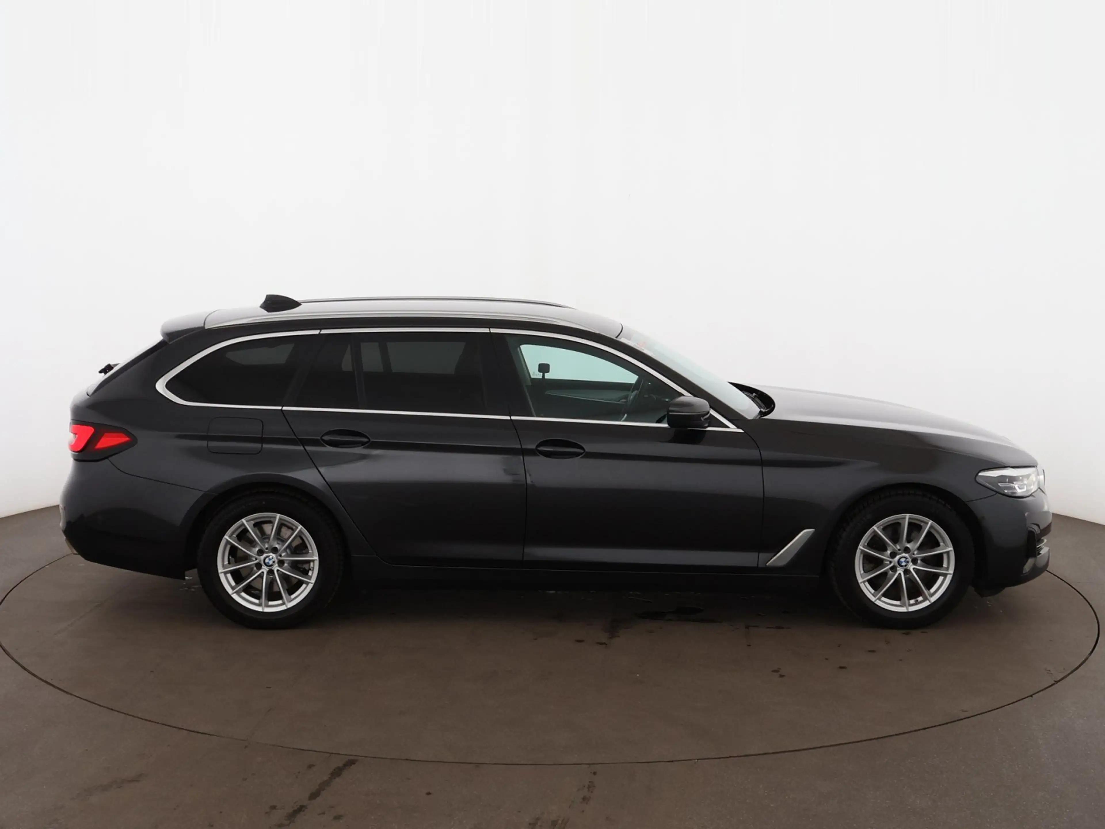 BMW 518 d Touring Aut LED AHK LEDER NAVI R-CAM SITZHZG — photo 9