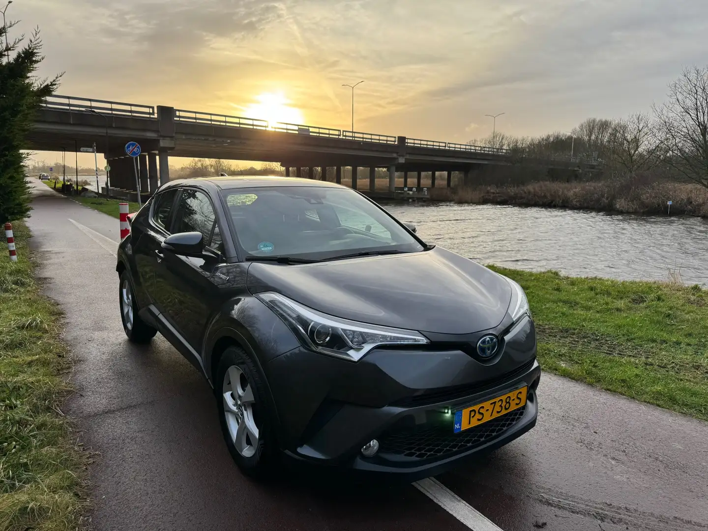 Toyota C-HR 1.8 Hybrid Dynamic|Dealer onderh.|Navi|Luxe| Grijs - 2