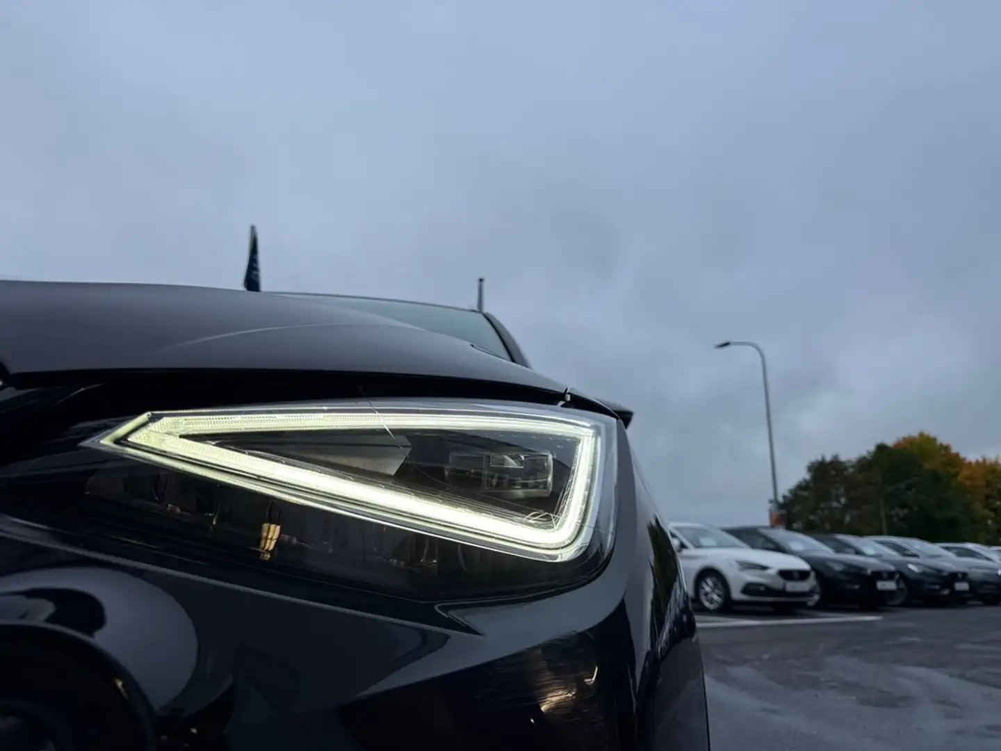 SEAT Arona 1,0 TSI DSG Xperience Schwarz - 2