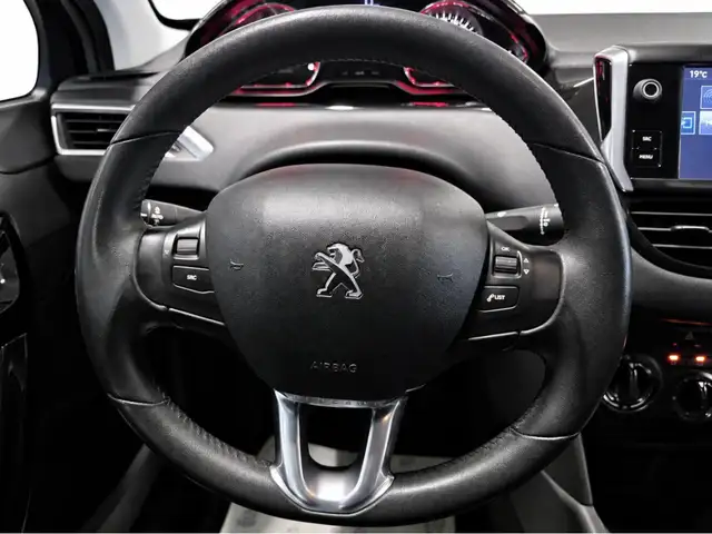 Peugeot 208 view 8