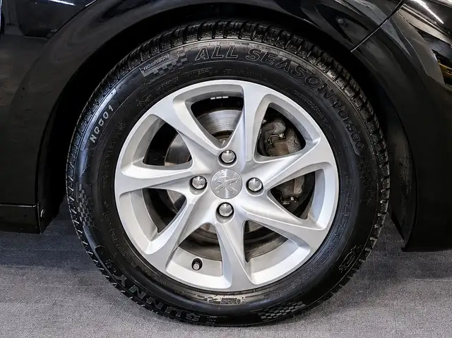 Peugeot 208 view 10