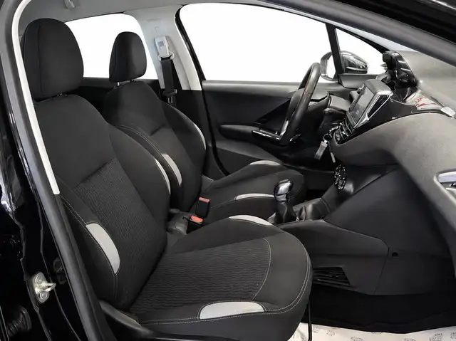 Peugeot 208 view 5