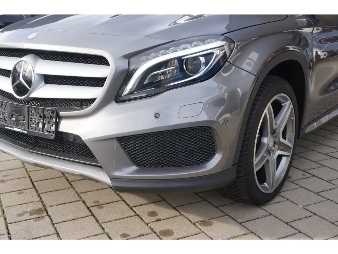 Mercedes-Benz GLA 250 7G-DCT Street Style AHK Navi ACC Xenon Kam. Grau - 2