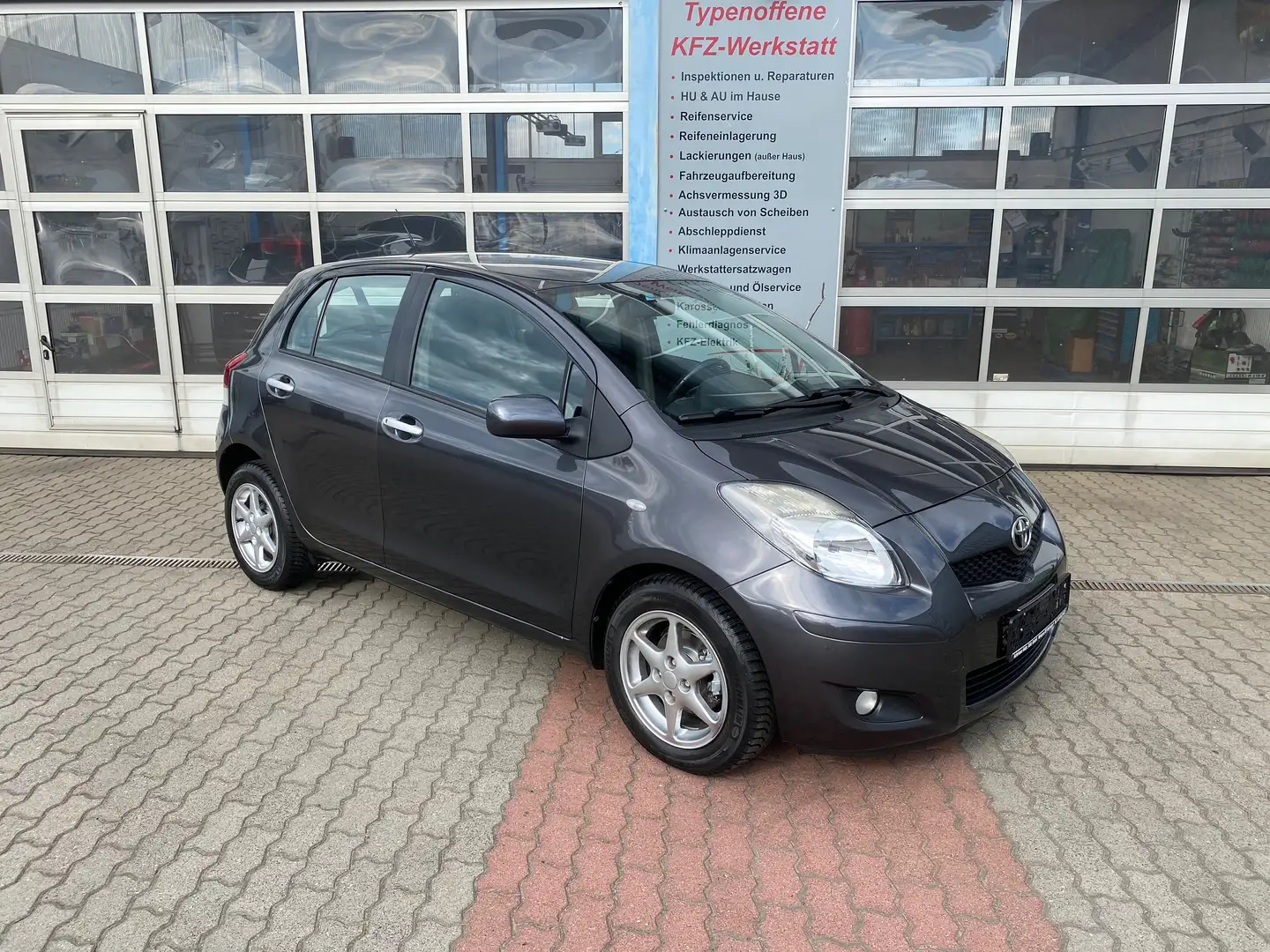 Toyota Yaris 1.33 , Scheckheftgepflegt, AUX, HU/AU neu Grau - 1