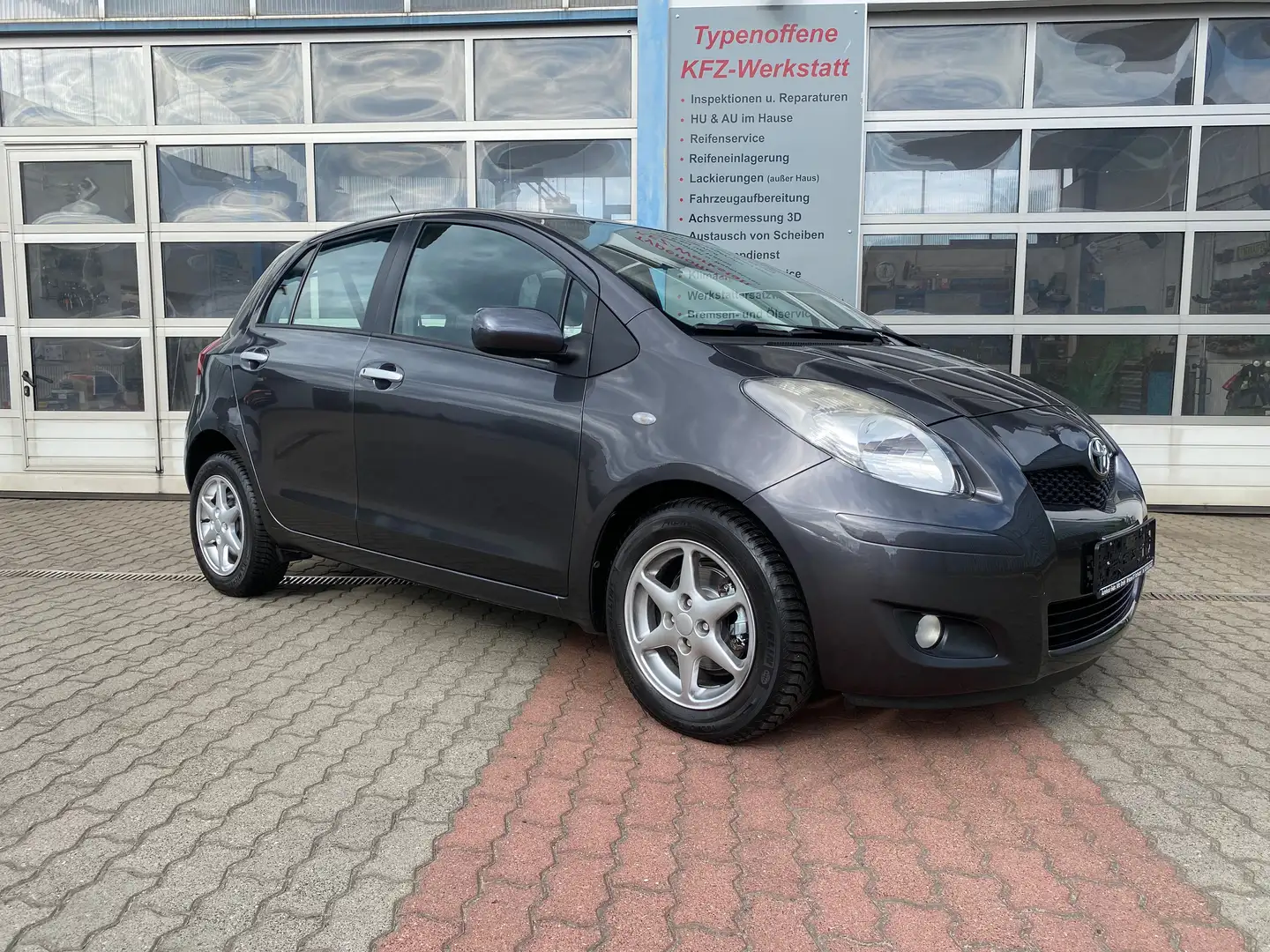 Toyota Yaris 1.33 , Scheckheftgepflegt, AUX, HU/AU neu Grau - 2