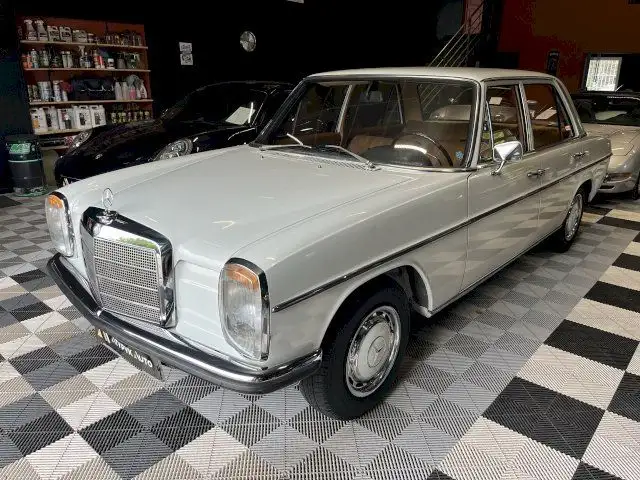 Mercedes-Benz 200 W115 W115 Berline 6 places