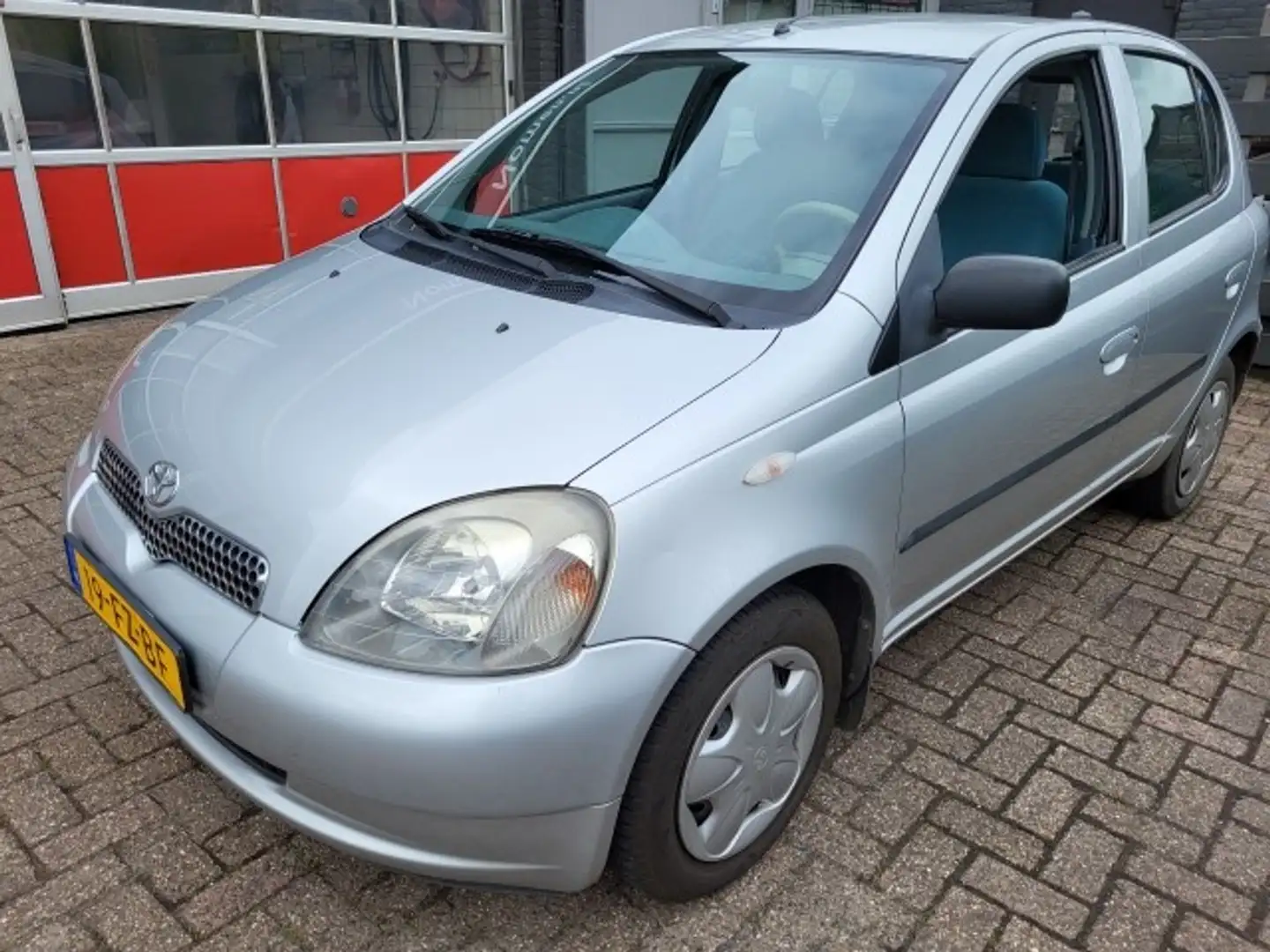 Toyota Yaris 1.3-16V VVT-i Sol Gris - 2