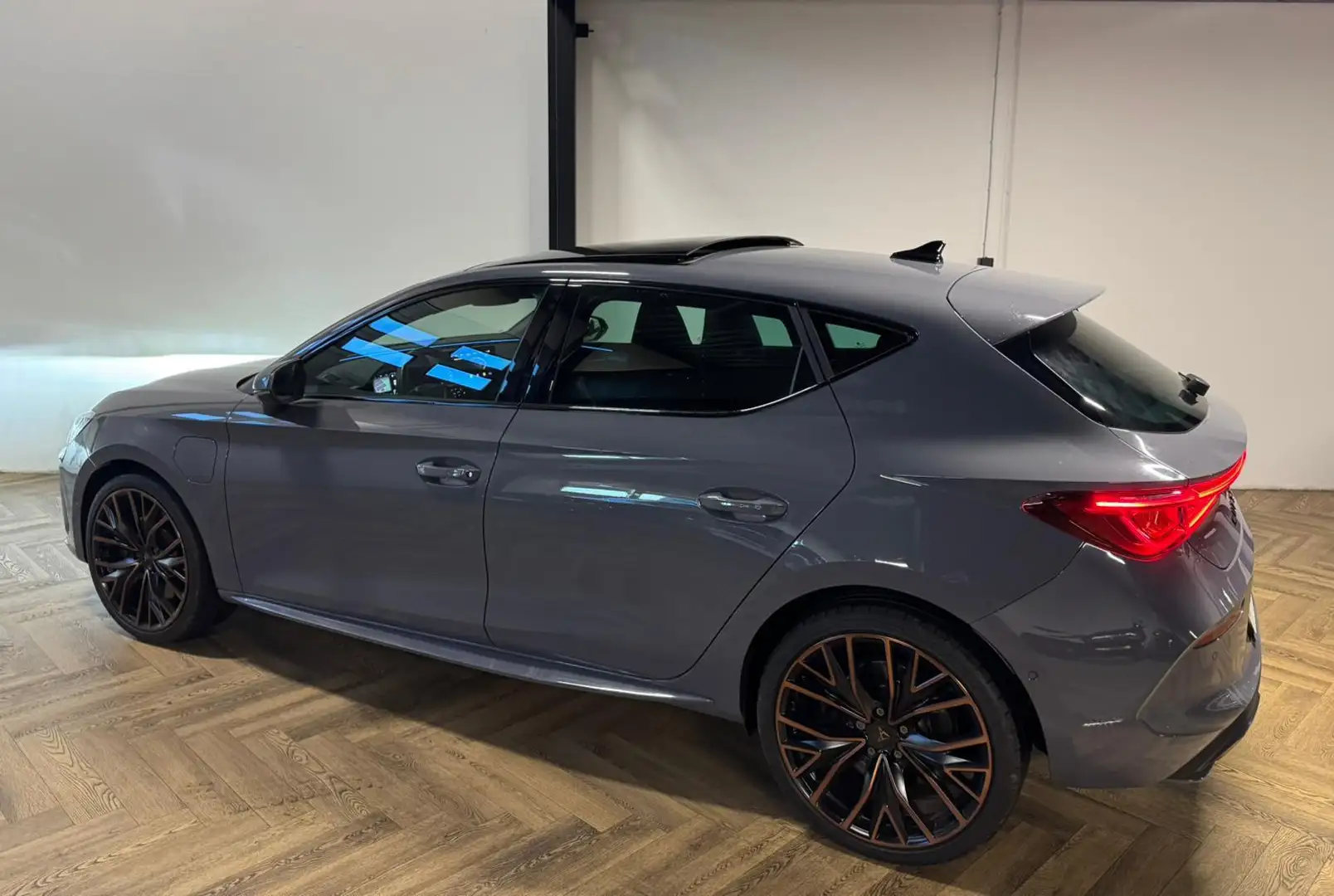 CUPRA Leon 1.4 e-Hybrid VZ Performance PANO KEYLESS VOL' Gris - 2