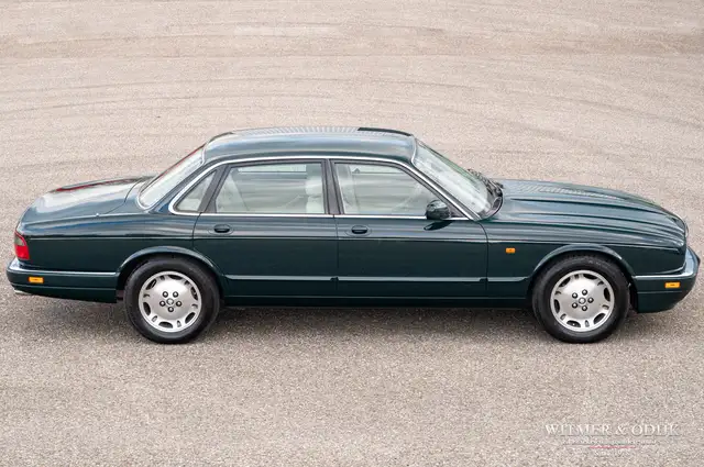 Jaguar XJ view 12