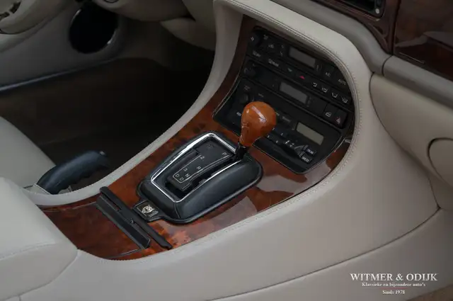 Jaguar XJ view 11