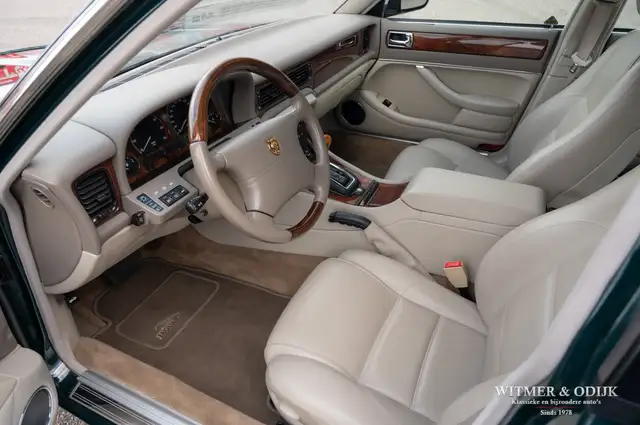 Jaguar XJ view 3