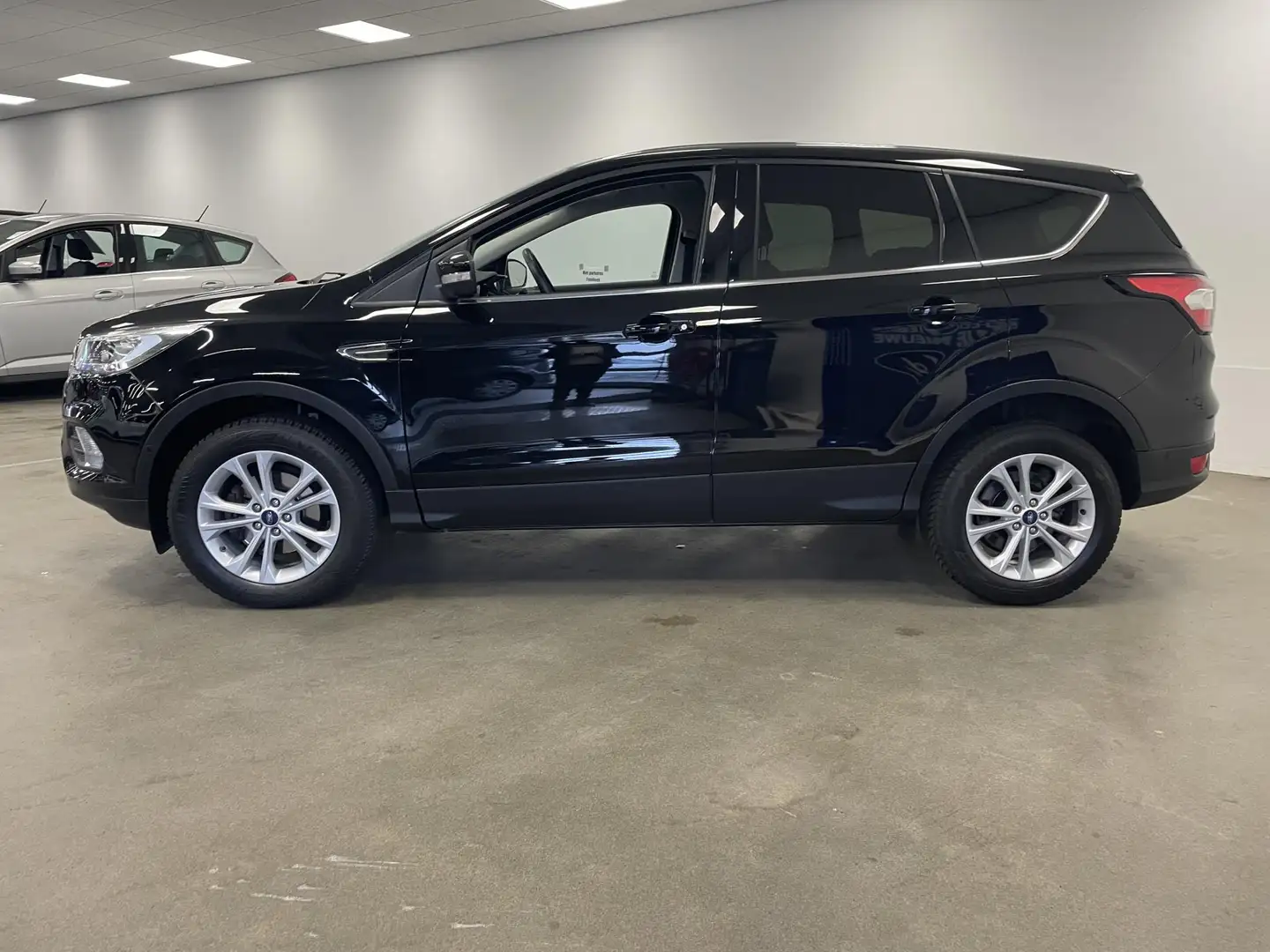 Ford Kuga 1.5 EcoBoost Titanium Zwart - 2