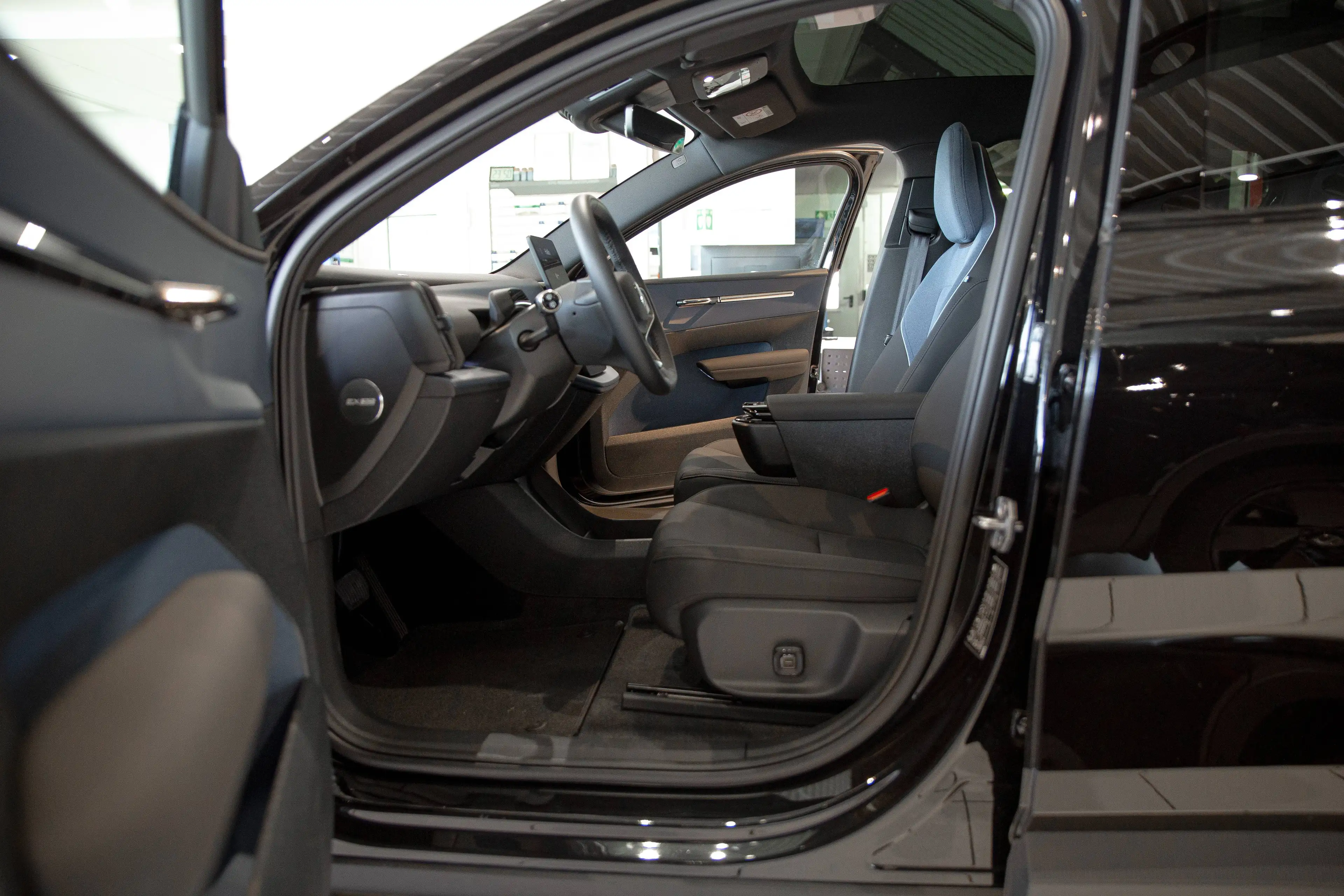 Volvo EX30 Ultra Single Motor Extended Range*Winterpaket*Standheizung*Panoramadach*ACC*Parkkamera mit 360°*elektr. Sitze — photo 13