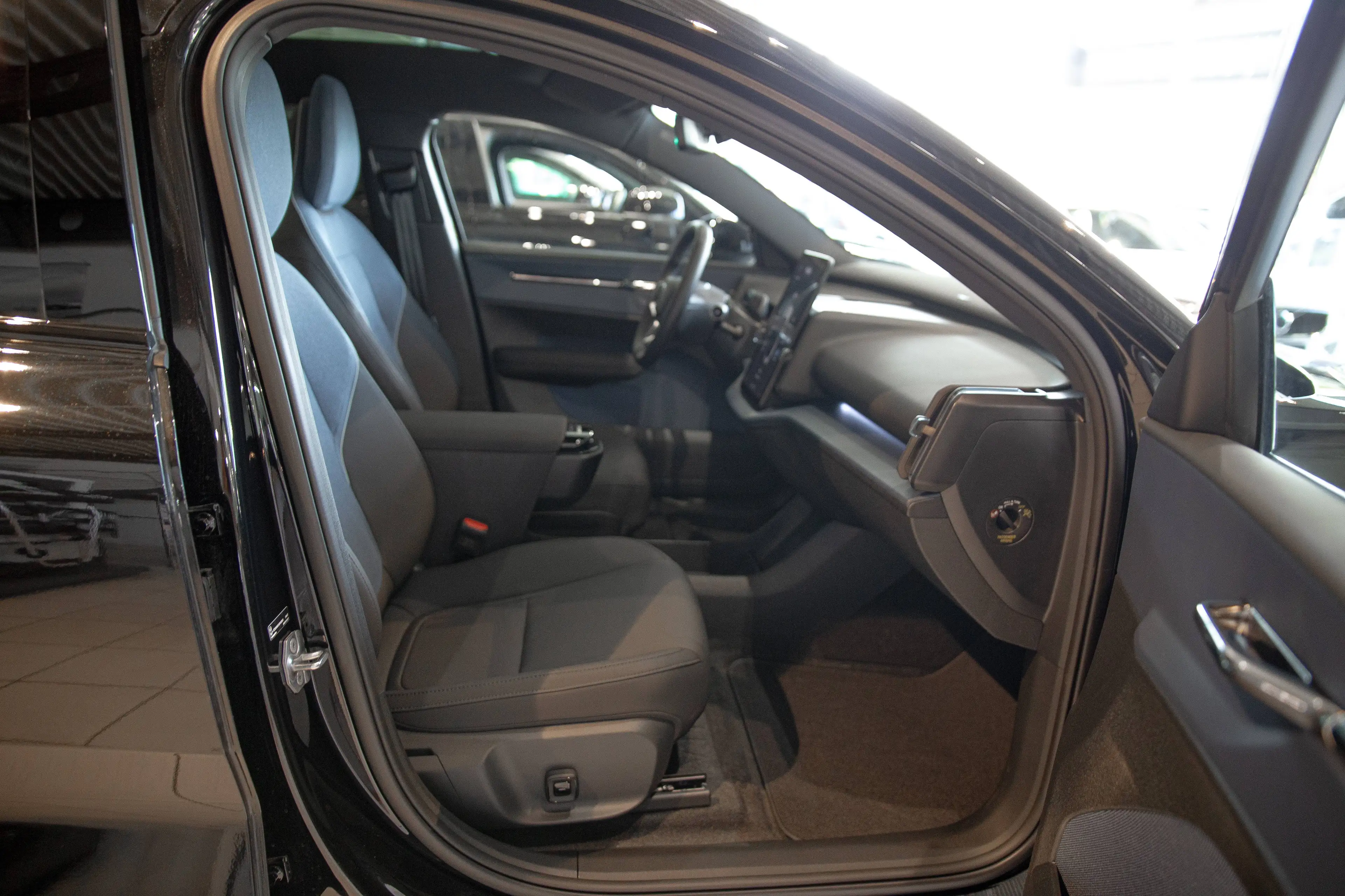 Volvo EX30 Ultra Single Motor Extended Range*Winterpaket*Standheizung*Panoramadach*ACC*Parkkamera mit 360°*elektr. Sitze — photo 11