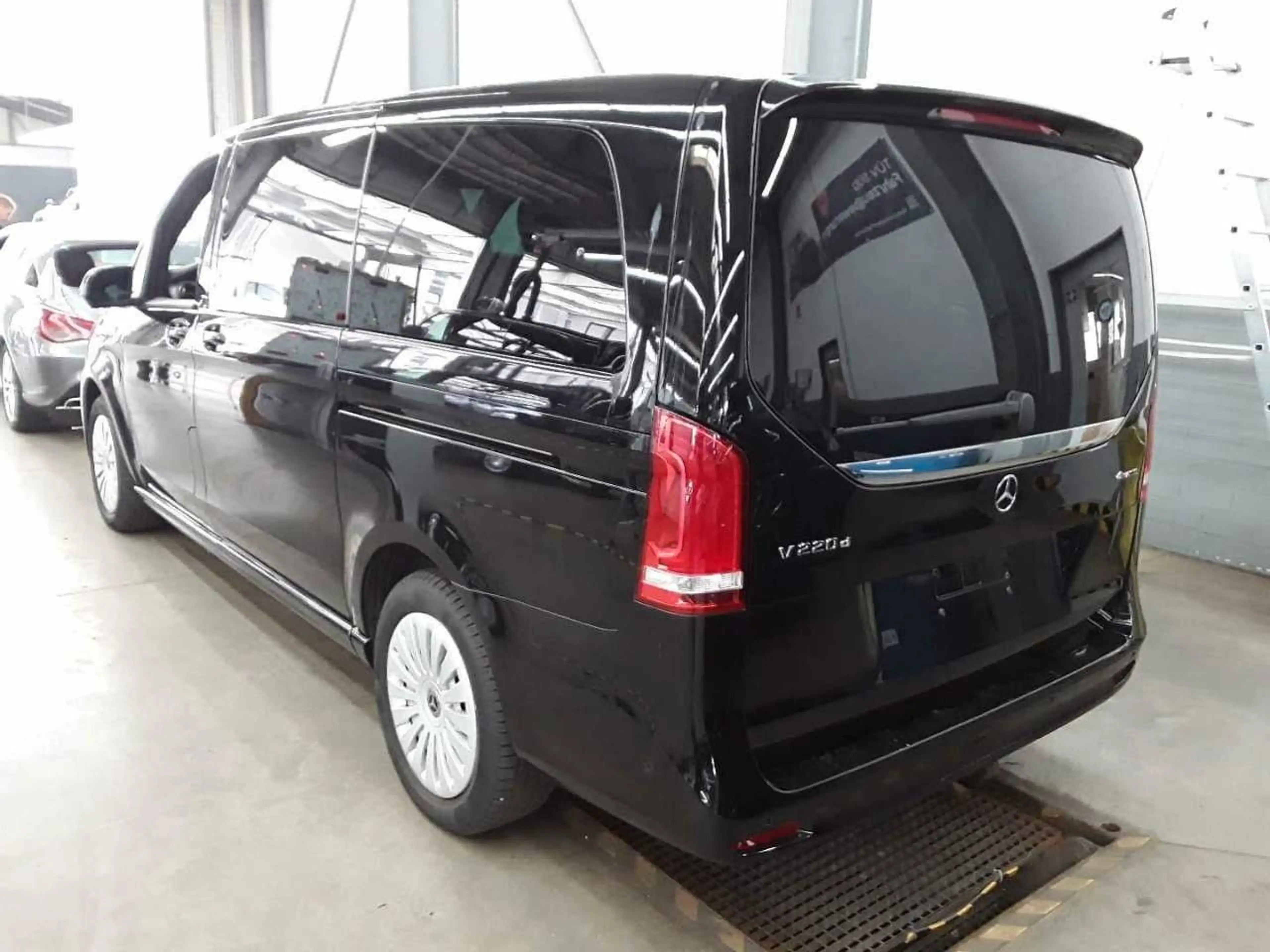 Mercedes-Benz V 220 d 4MATIC EDITION AMG AIRMATIC elektr Türen — photo 4