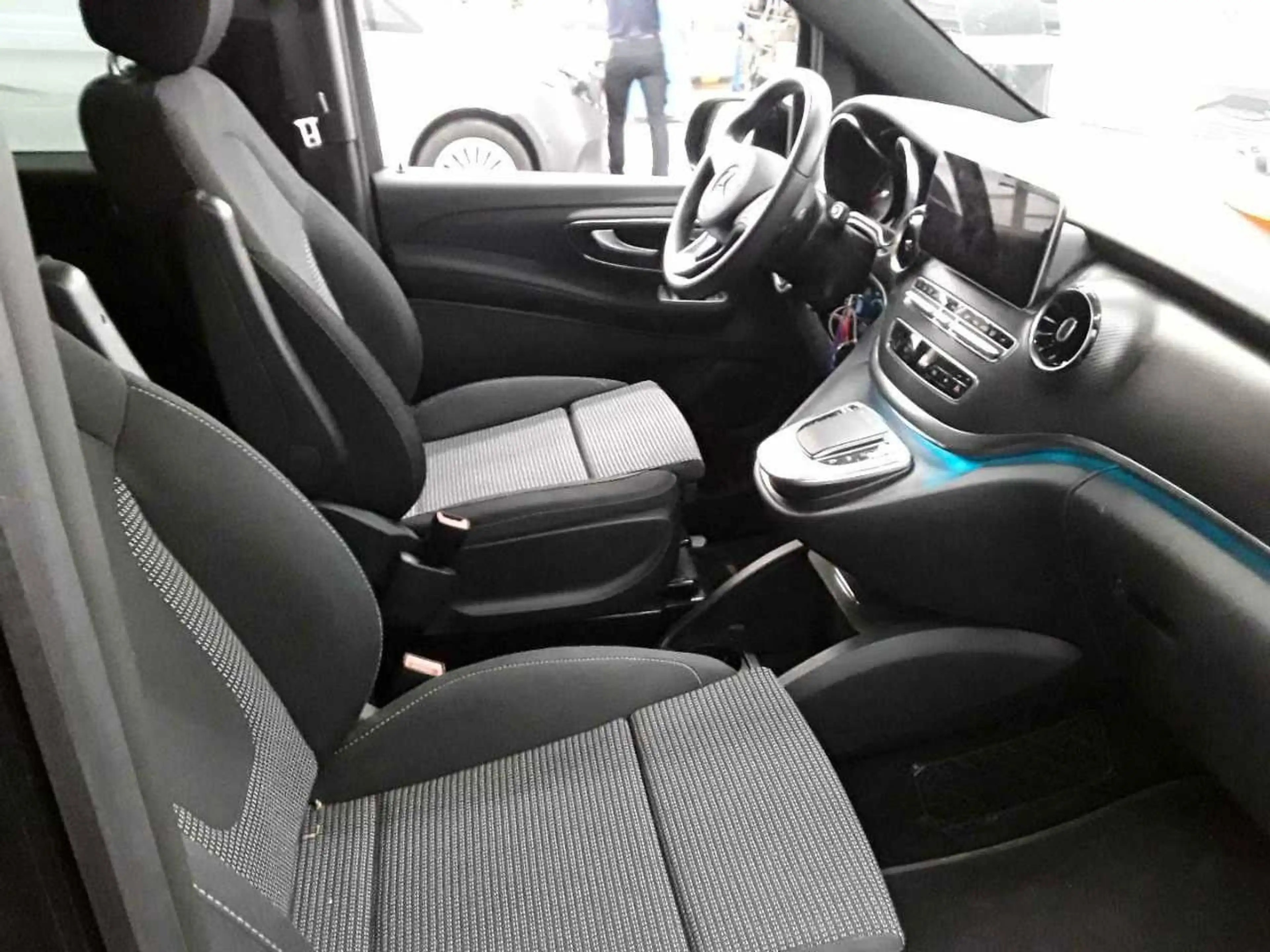 Mercedes-Benz V 220 d 4MATIC EDITION AMG AIRMATIC elektr Türen — photo 5
